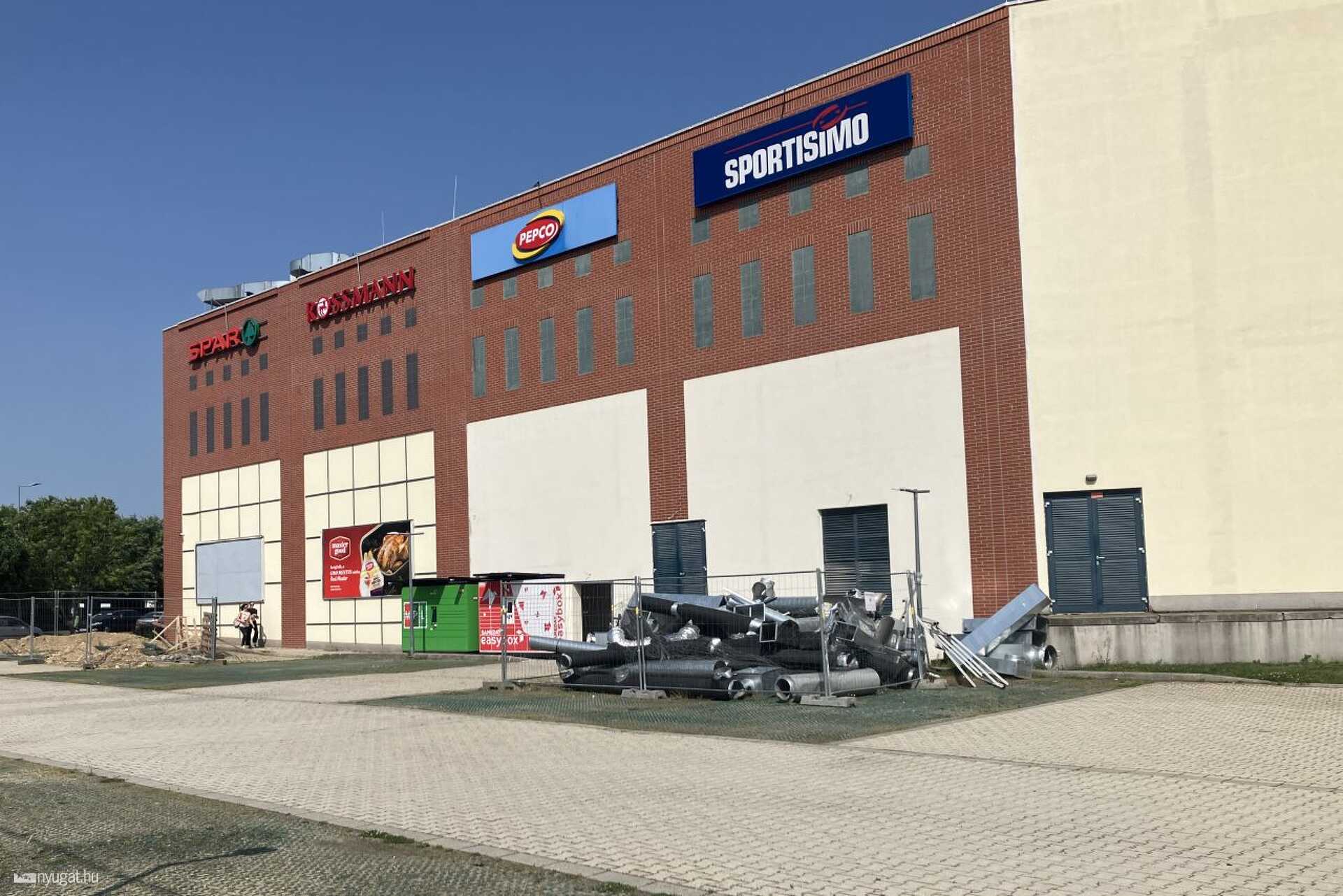 Így néz ki a parkoló a pláza mögött