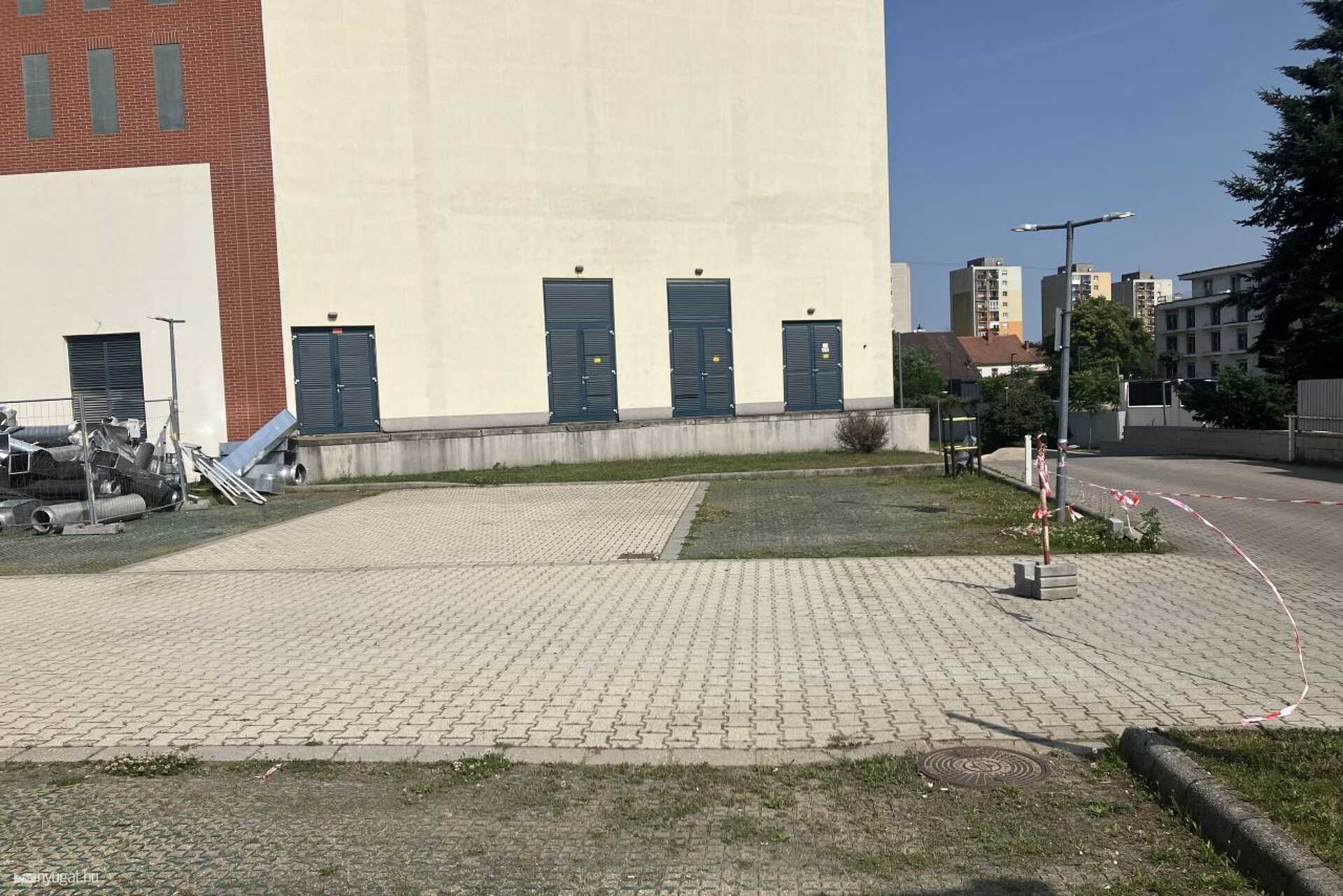 A teremgarázs és a Körmendi út felé le lehet hajtani