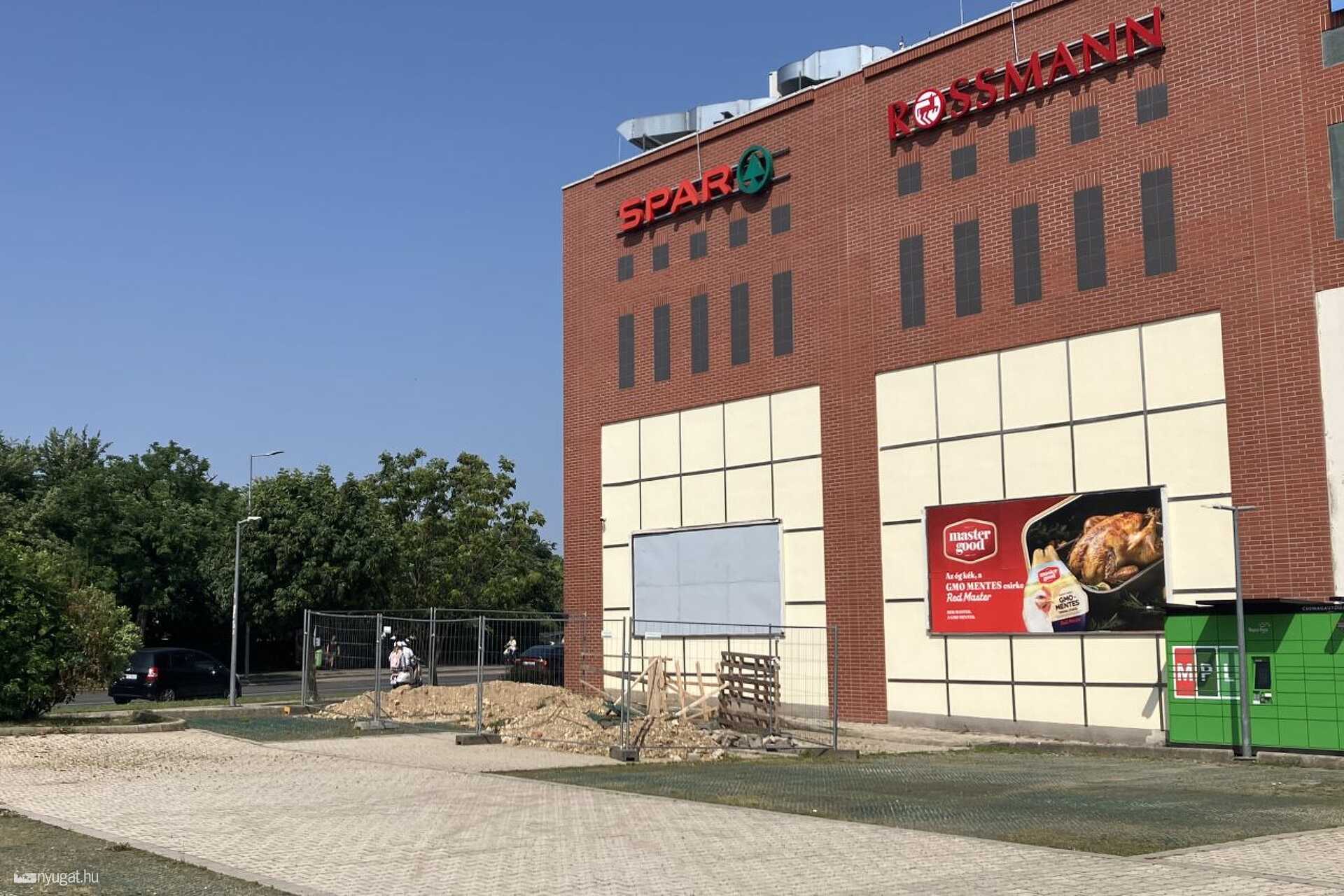 A parkoló végén még homok is van