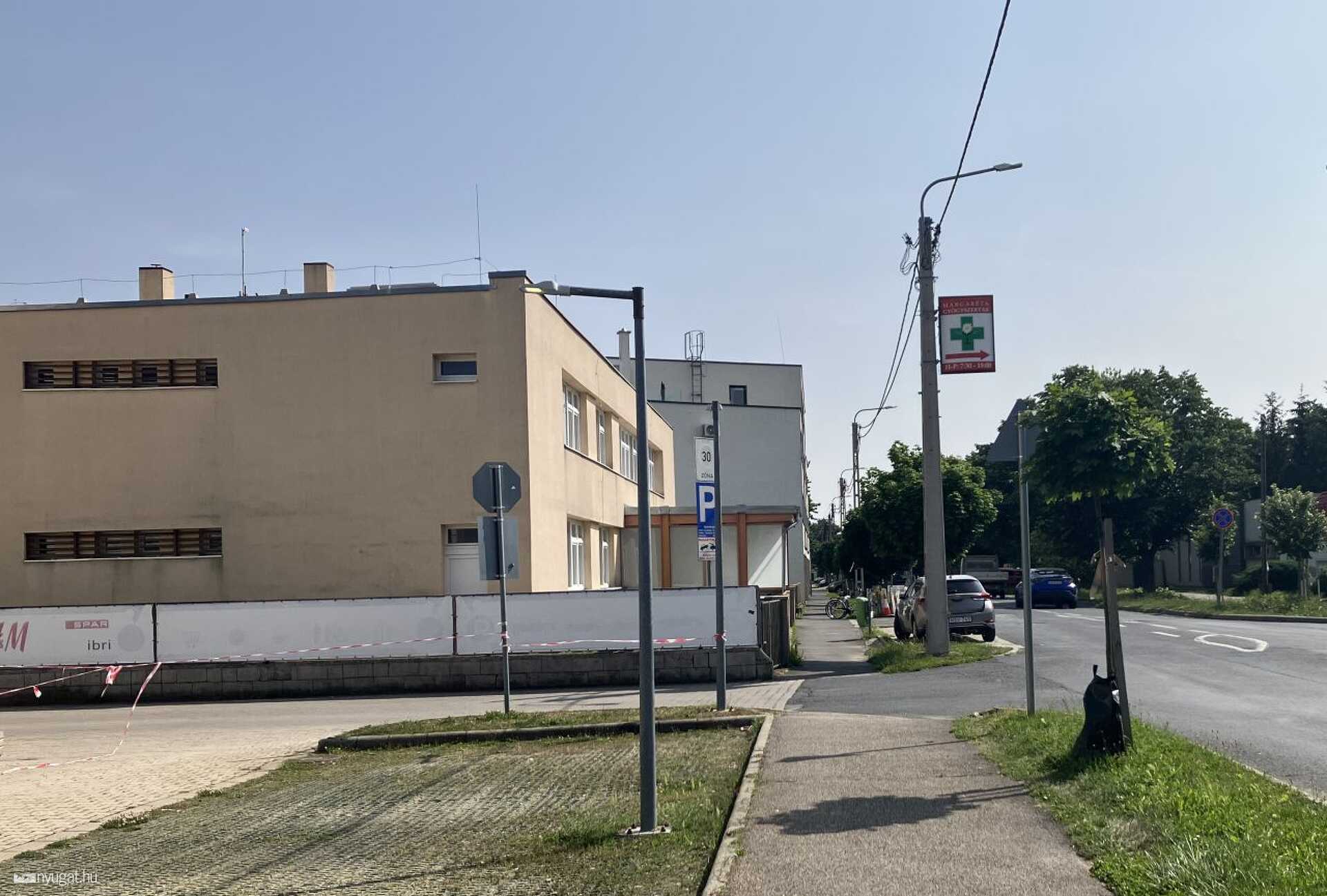 A szomszédos orvosi rendelő előtt kevés a parkolóhely 