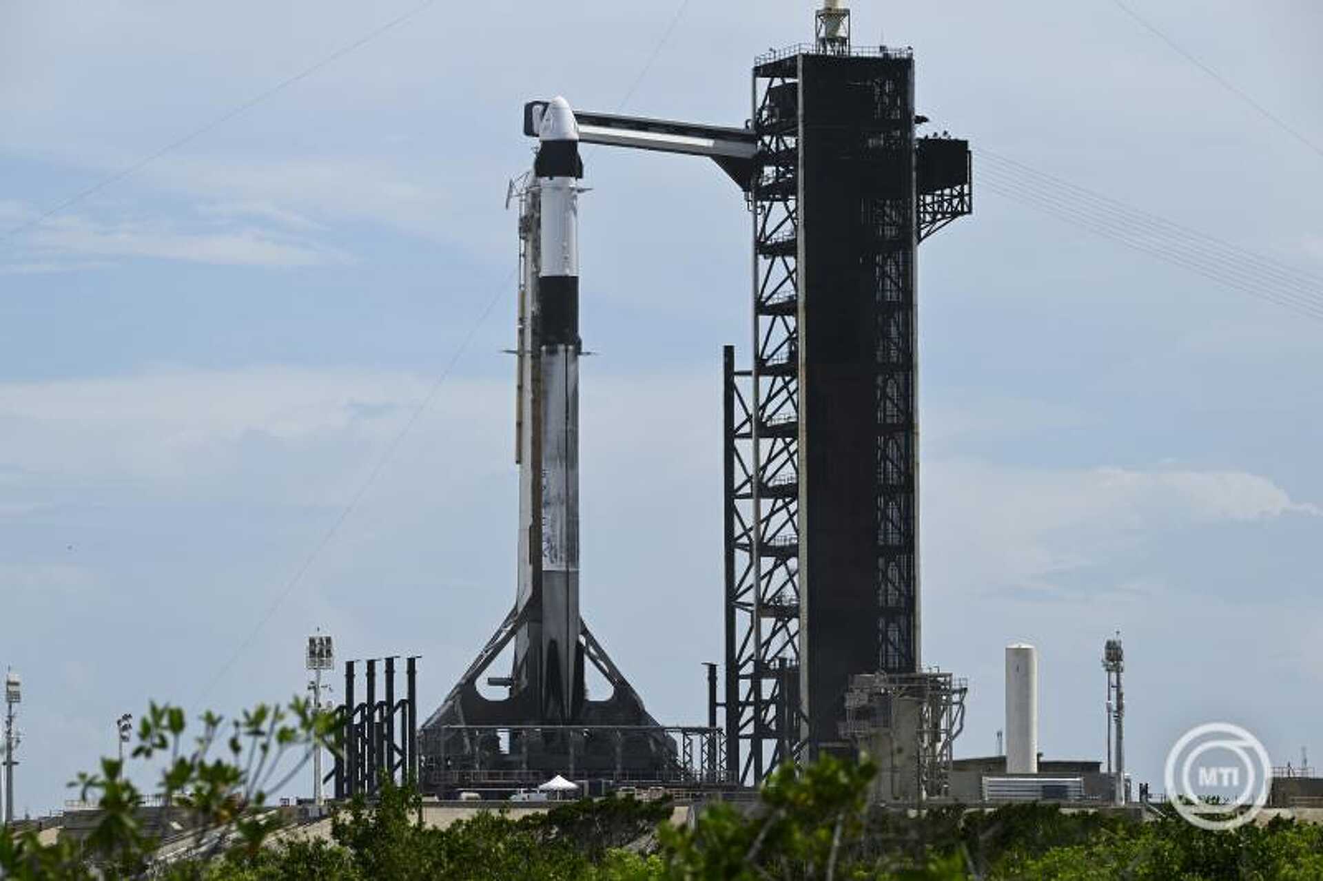 Cape Canaveral, 2025. június 11. Falcon 9 hordozórakéta indulás előtt a floridai Cape Canaveral űrrepülőtéren 2025. június 10-én. Technikai problémák miatt röviddel a rajt előtt elhalasztották a negyedik kereskedelmi Axiom űrmissziót, amelynek keretében először repült volna magyar, indiai és lengyel állampolgár az ISS űrállomásra - közölte a SpaceX június 11-én. A legénységnek, amelynek tagjai a magyar Kapu Tibor, az indiai Shubhanshu Shukla, a lengyel Slawosz Uznanski-Wisniewski és a korábbi NASA-űrhajós Peggy Whitson egy SpaceX 