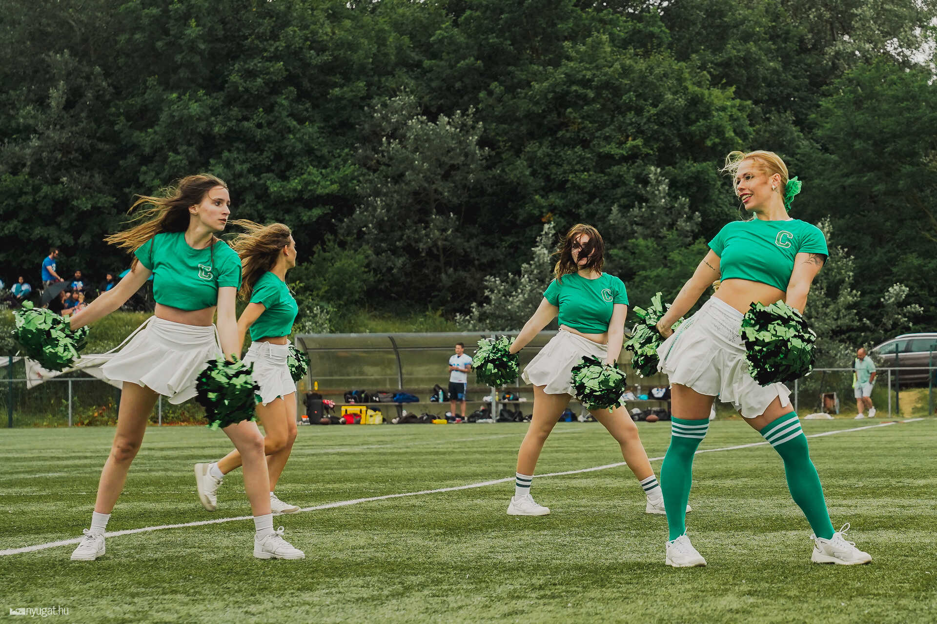 Cheerleader csapat is szórakoztatja a közönséget