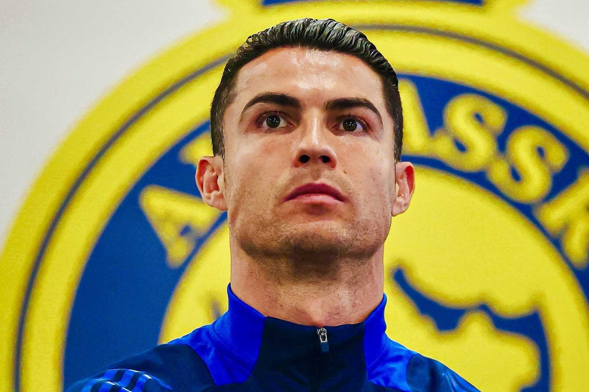 Ronaldo az Al-Nassr címer előtt