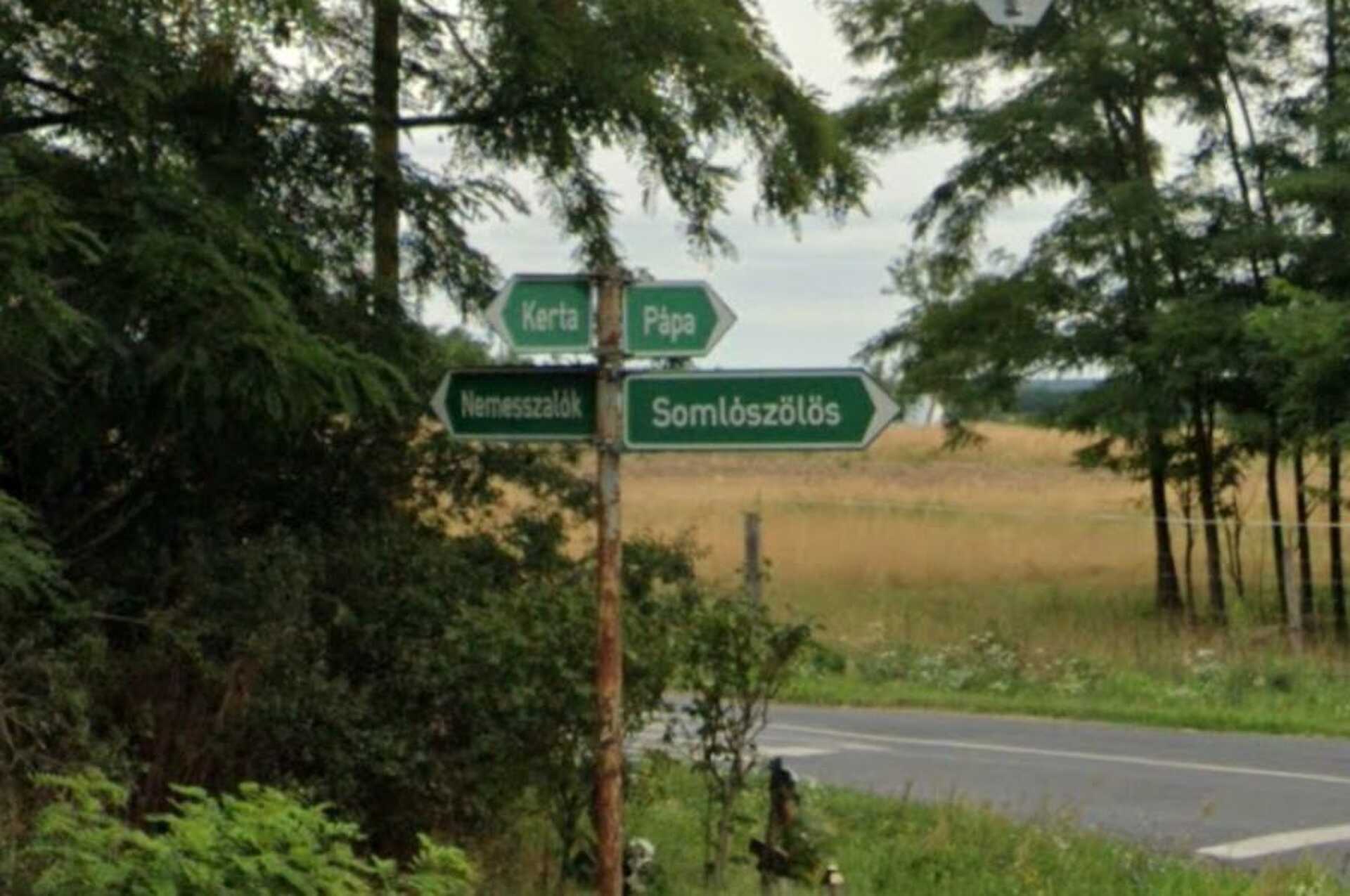 Ez a tábla áll a kereszteződésben
