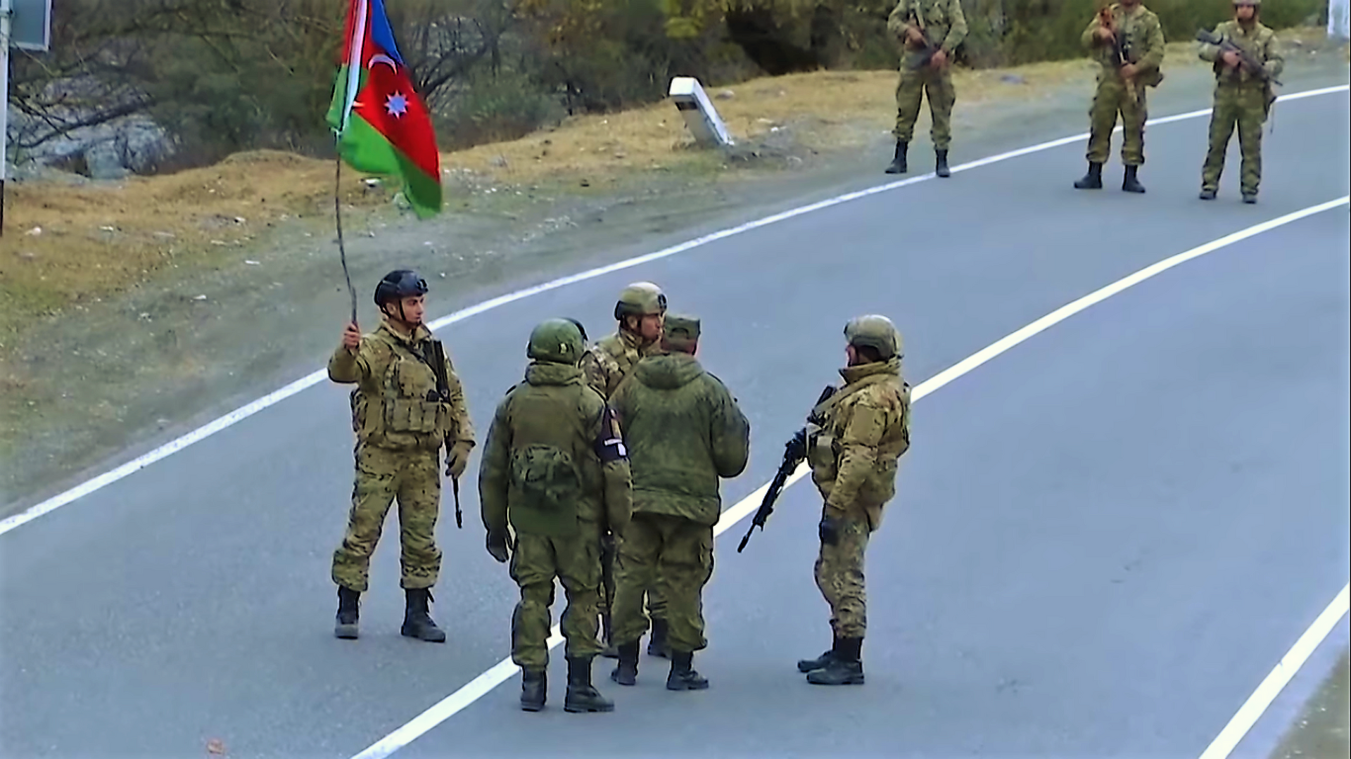 Orosz békefenntartók és azeri katonák egyeztetnek