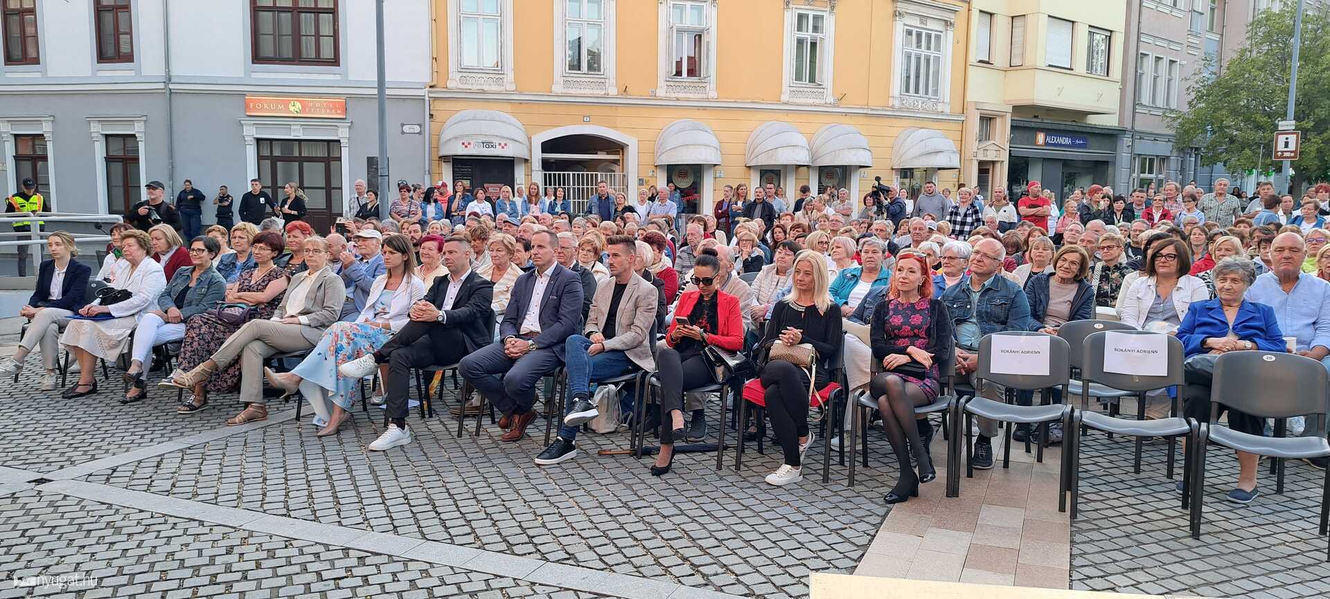 Ezúttal a városháza előtti téren gyűlt össze a tömeg