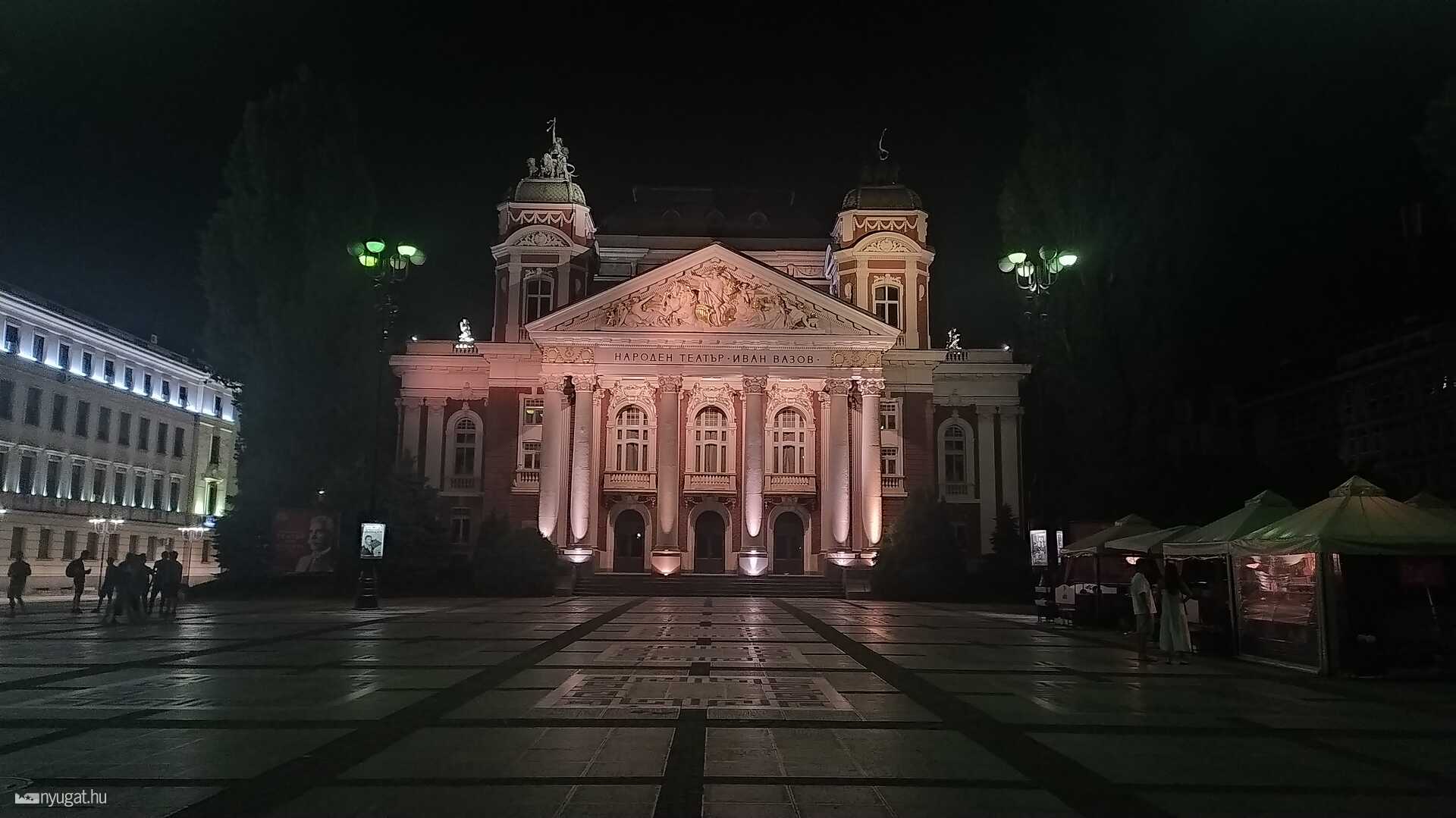 Ennek az épületnek a lépcsőjén kaptam meg a kérdést