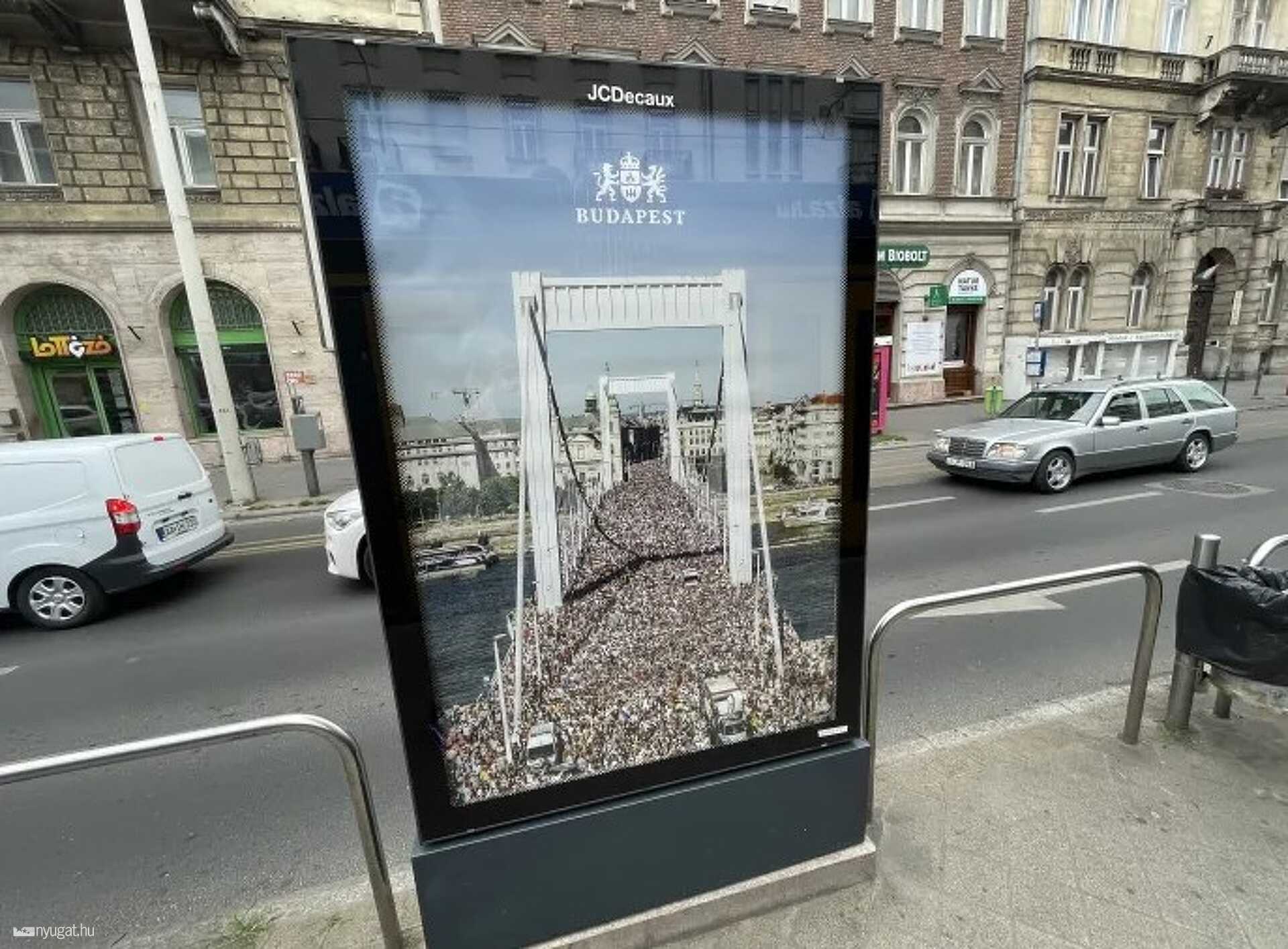 Egy plakát a 4-es és a 6-os villamos Mester utcai megállójában