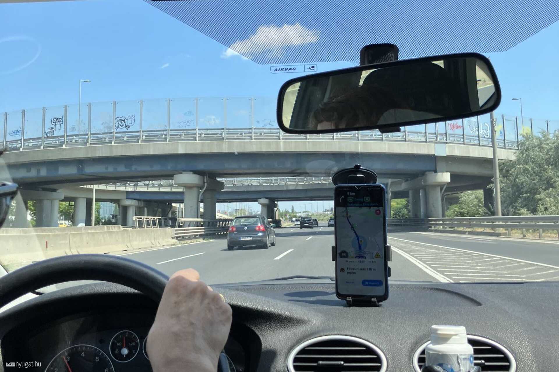 Az M1-M7-es utak bevezető szakasza Budapesten. Ilyesmi lehetne a Zanati út elejére álmodott csomópont