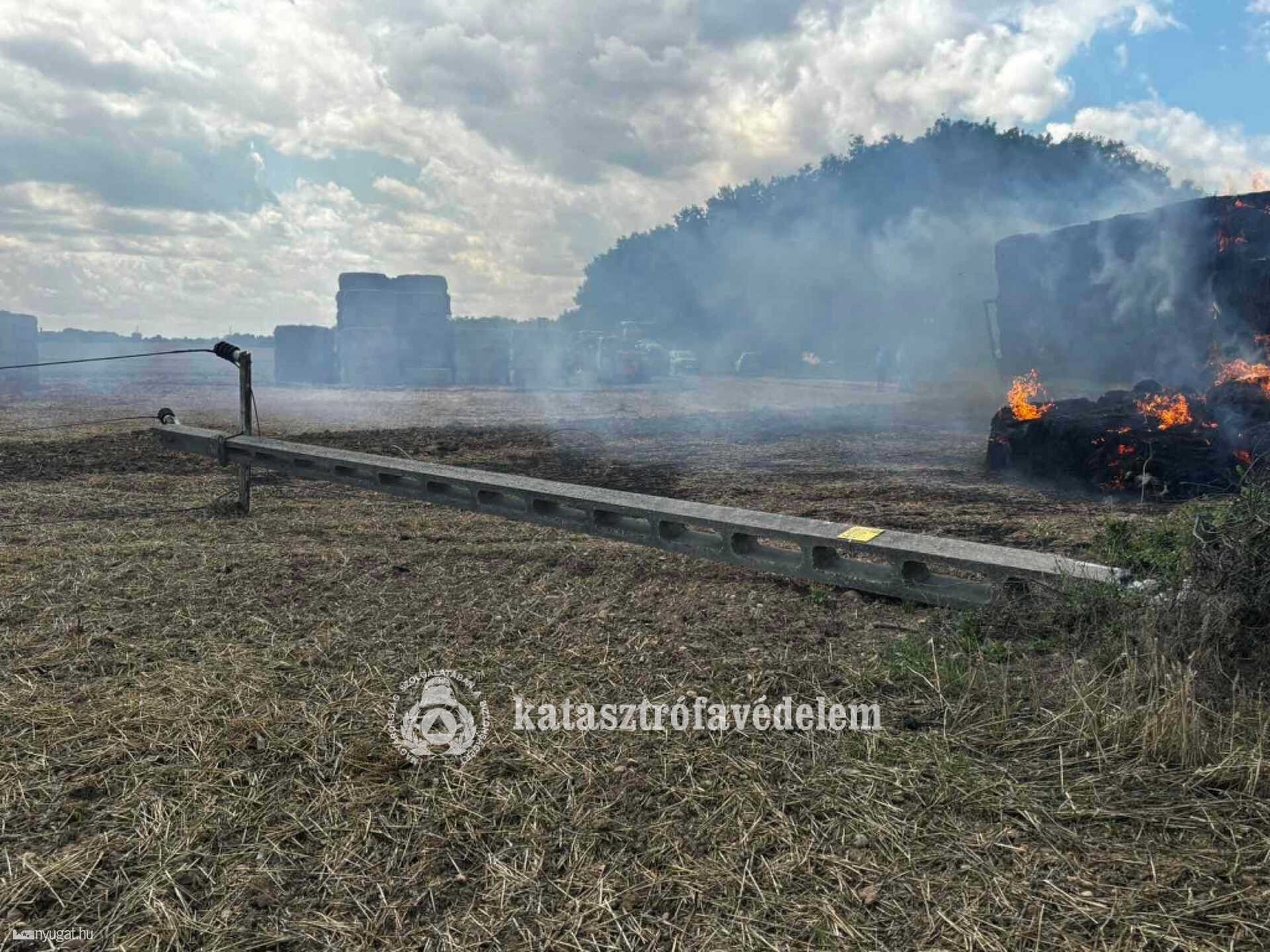 Huszonöt szalmabála égett egy bálaszállítón Uraiújfalunál