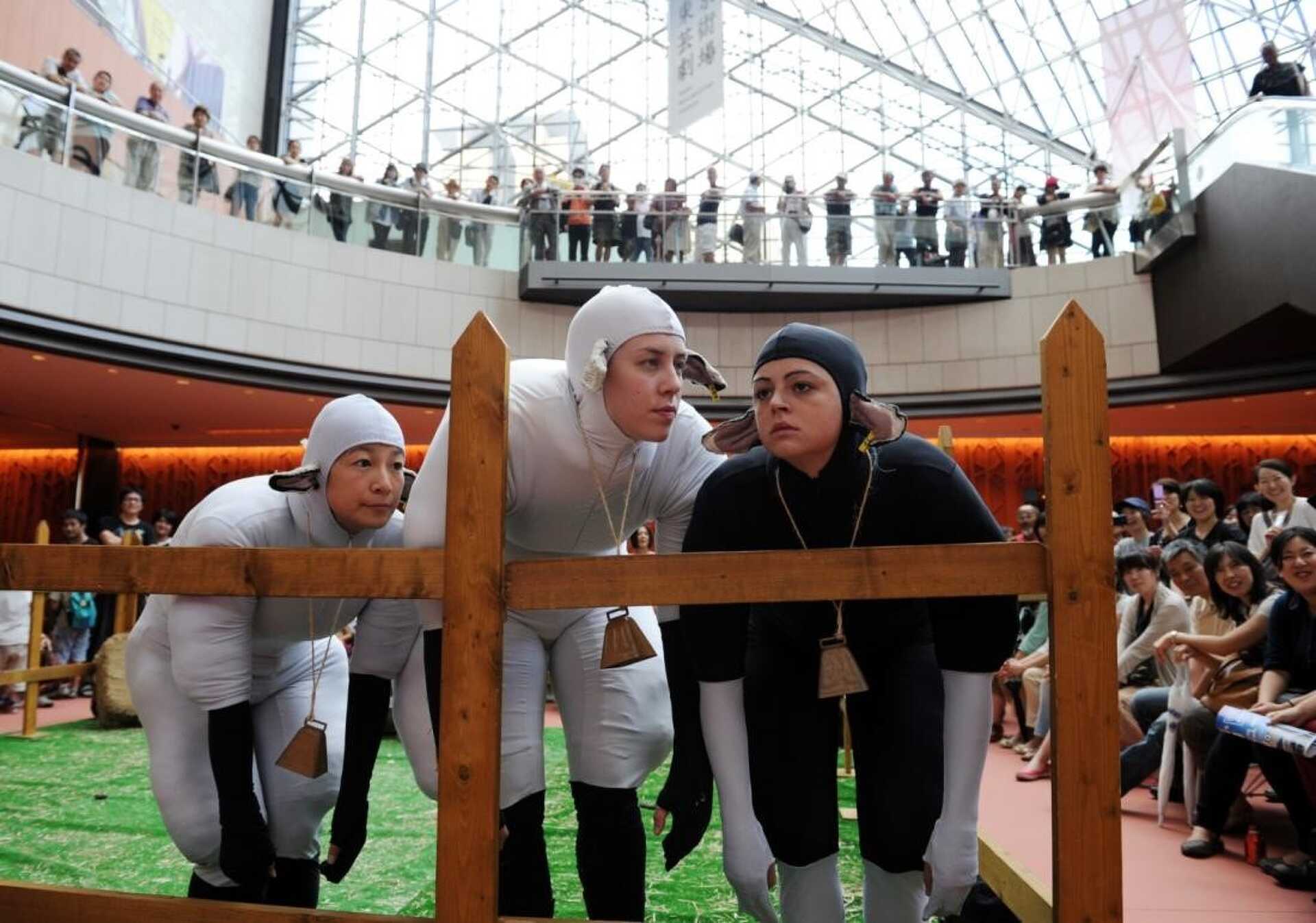 A torontói CORPUS tánccsoport tagjai előadják a "Les moutons" avagy "A birkák" című darabot Tokióban 2012. szeptember 2-án. 