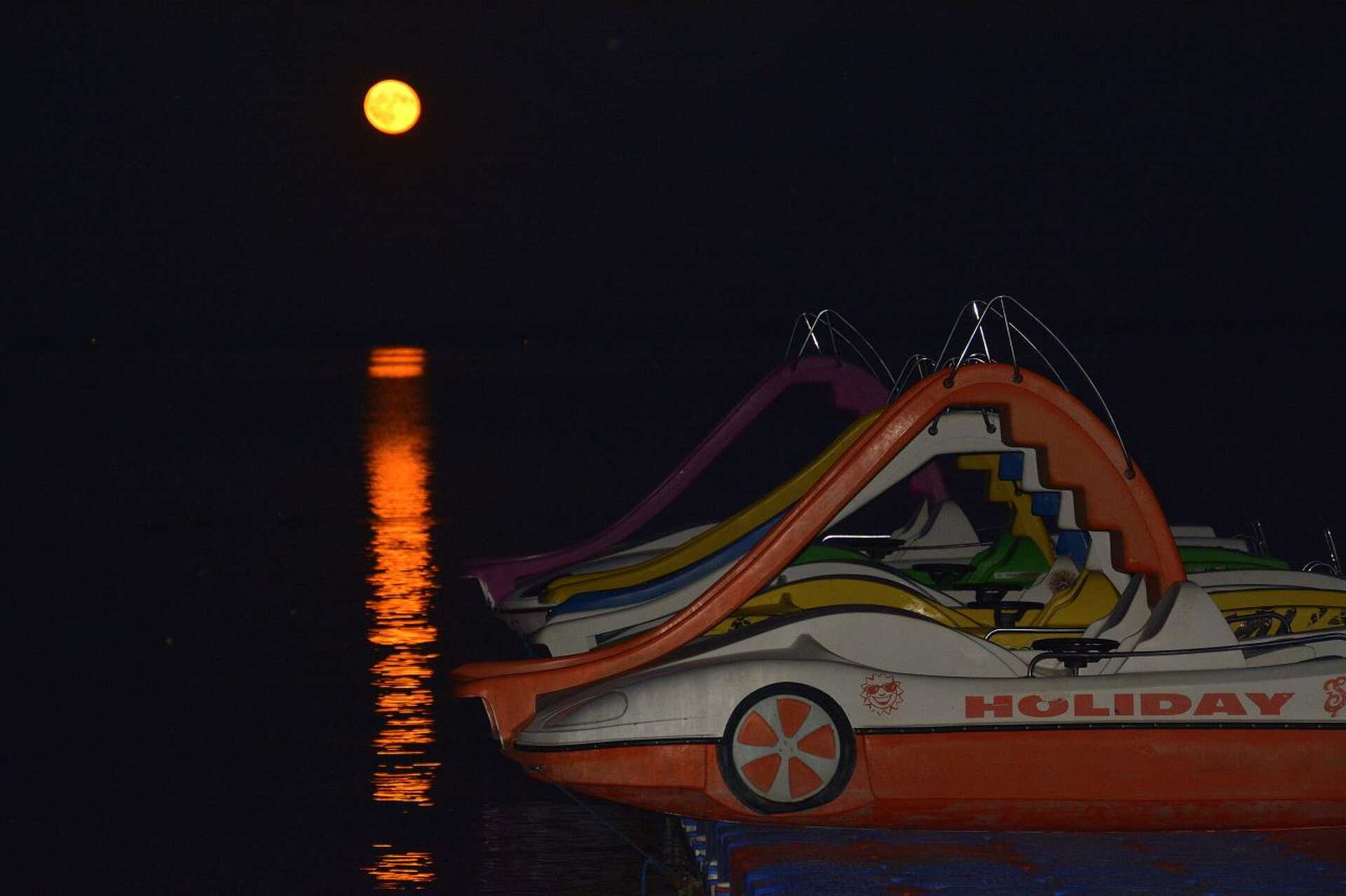 Telihold Balatongyörök felett