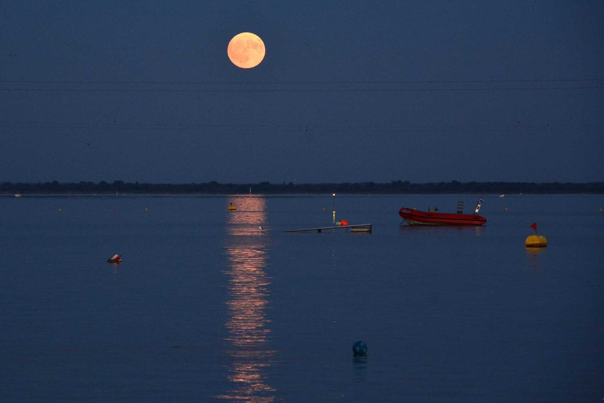 Telihold Balatongyörök felett
