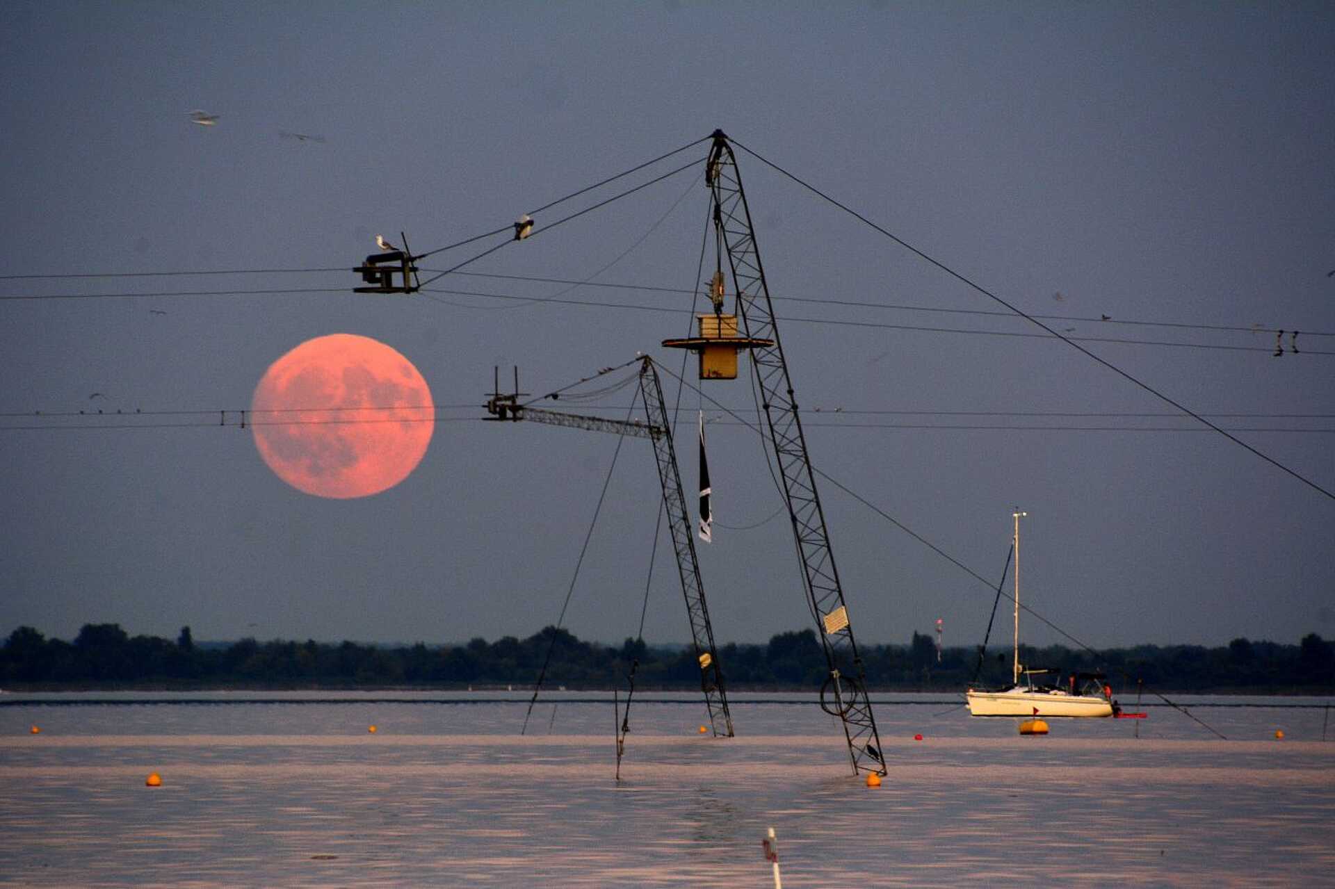 Telihold Balatongyörök felett