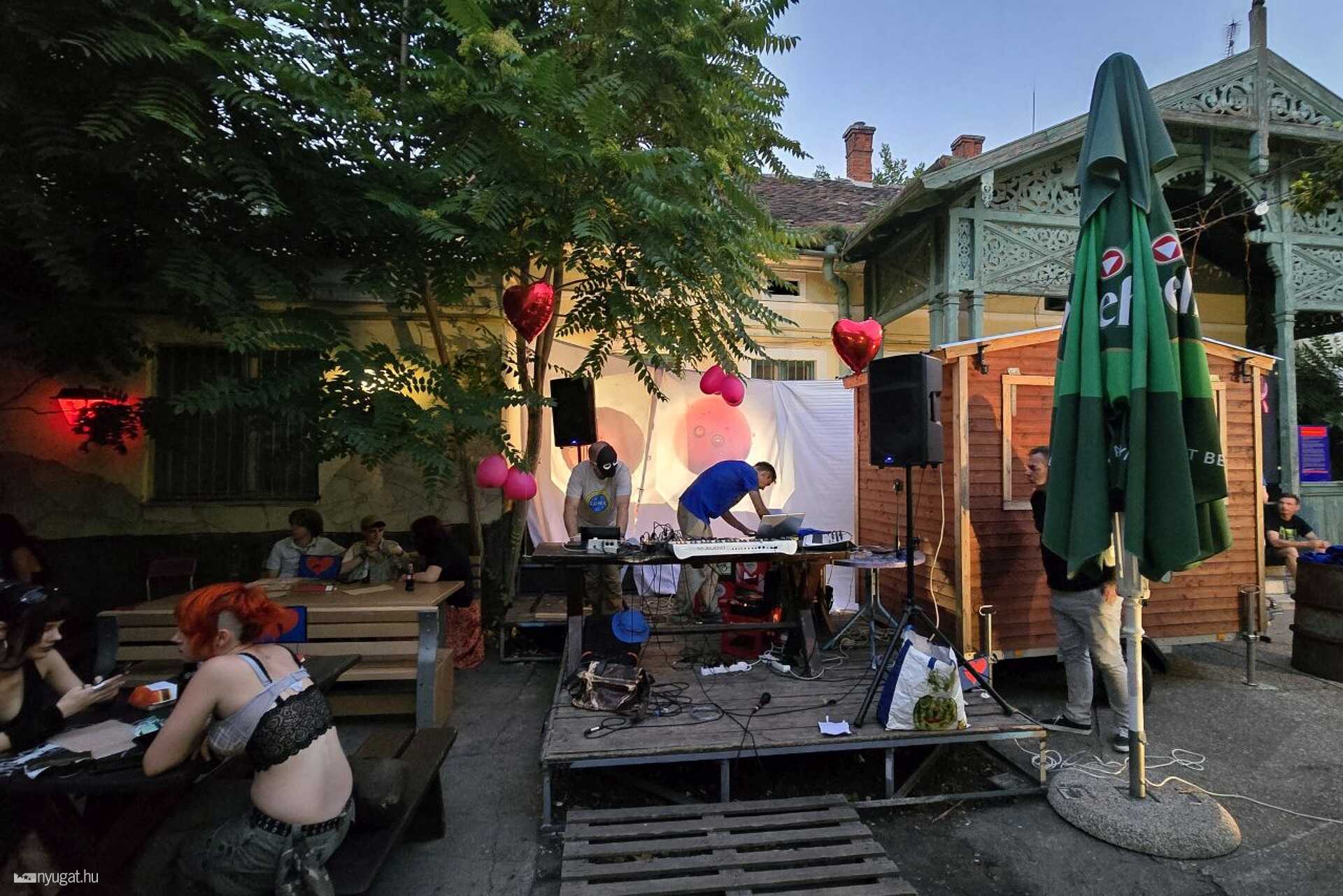 Tele van a város szerelemmel