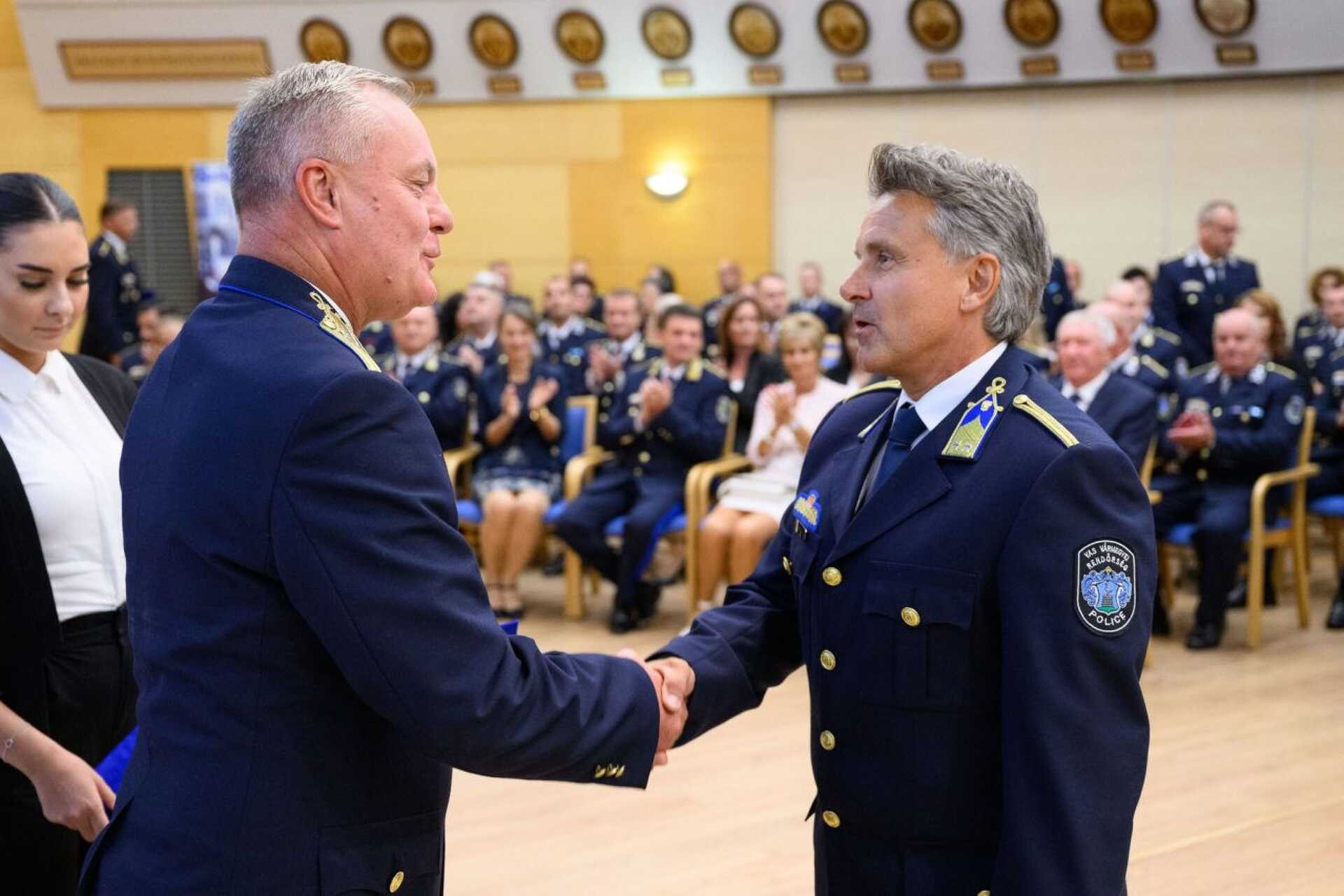 Vas megyei rendőröket tüöntettek ki