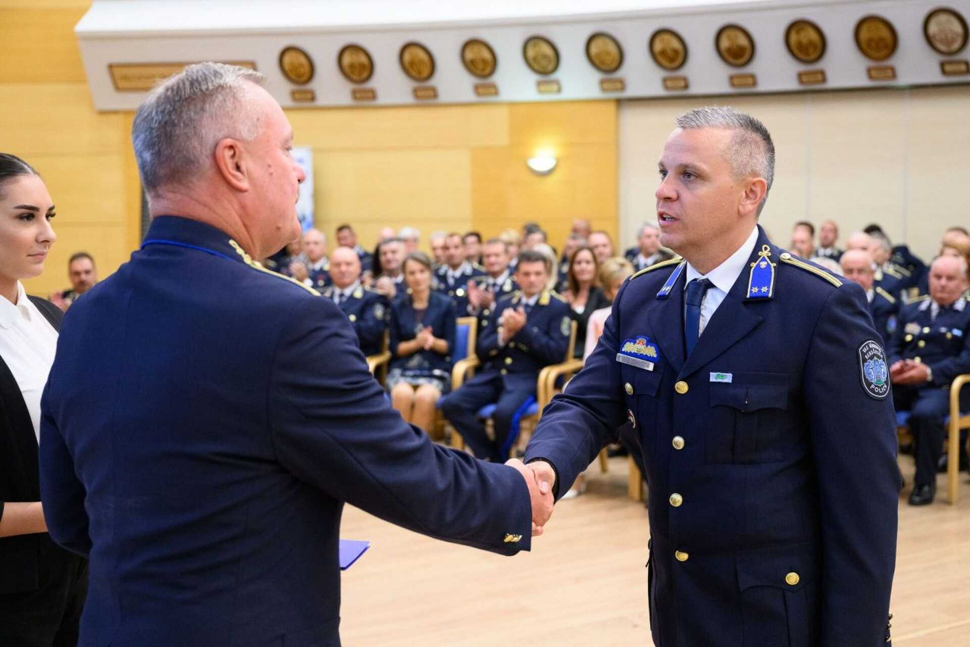 Vas megyei rendőröket tüöntettek ki