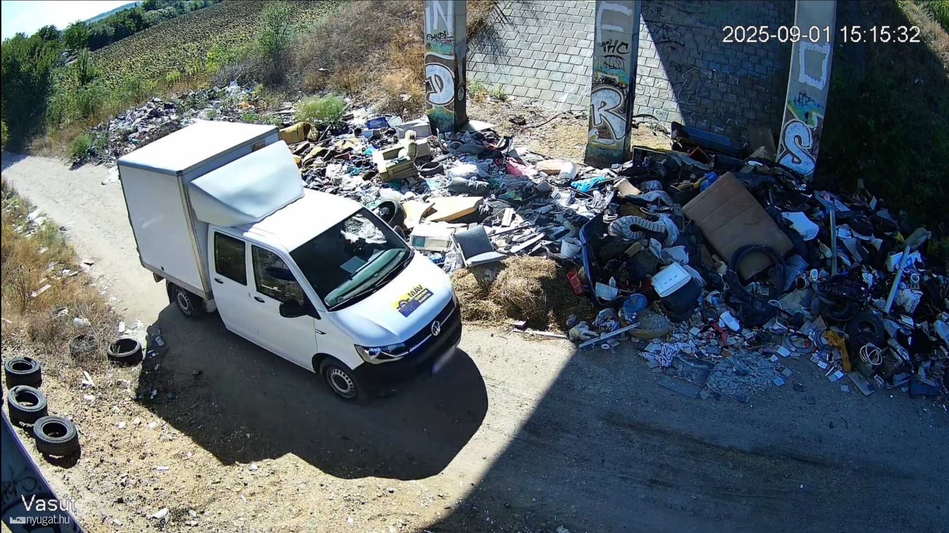 MÁV-os kocsi hozta a szemetet a felüljáró alá