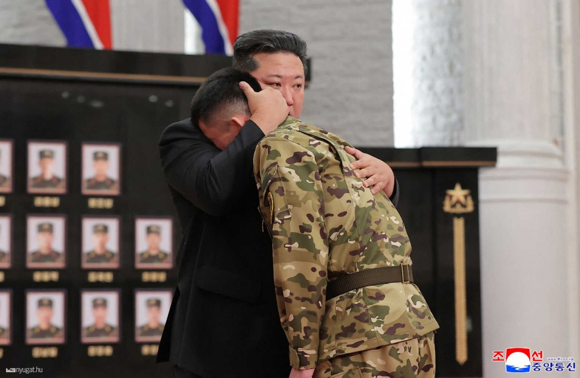 Kim Dzsongun észak-koreai katonát vígasztal
