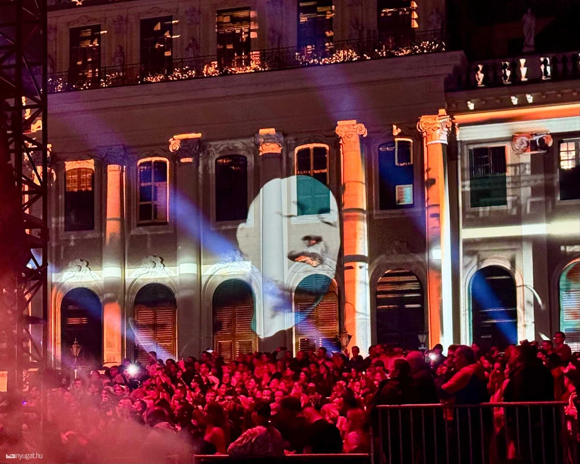 Paul Kalkbrenner a kastély homlokzatát használta LED-fal helyett