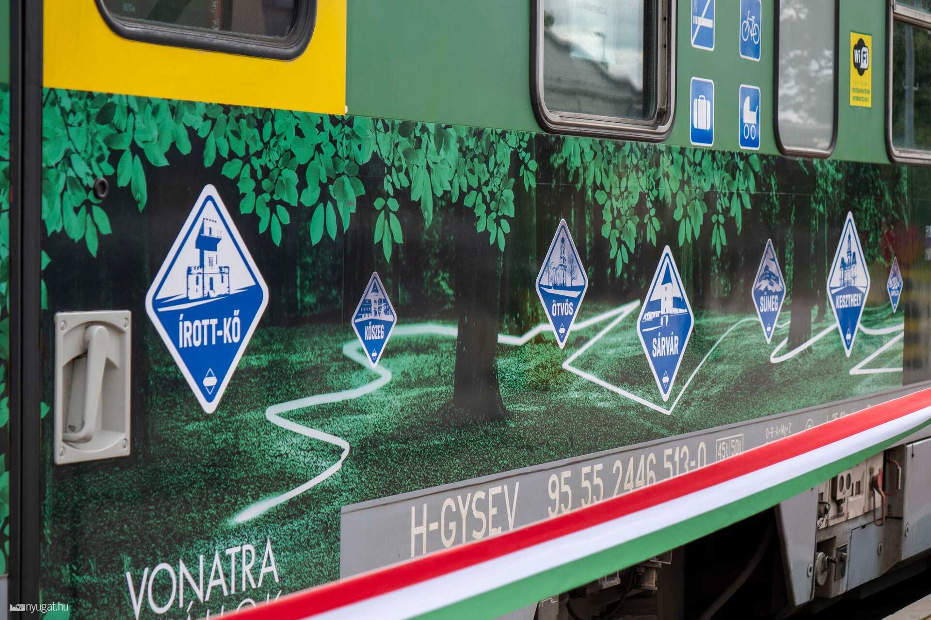 Kéktúrás matricát kapott egy motorvonat és egy mozdony