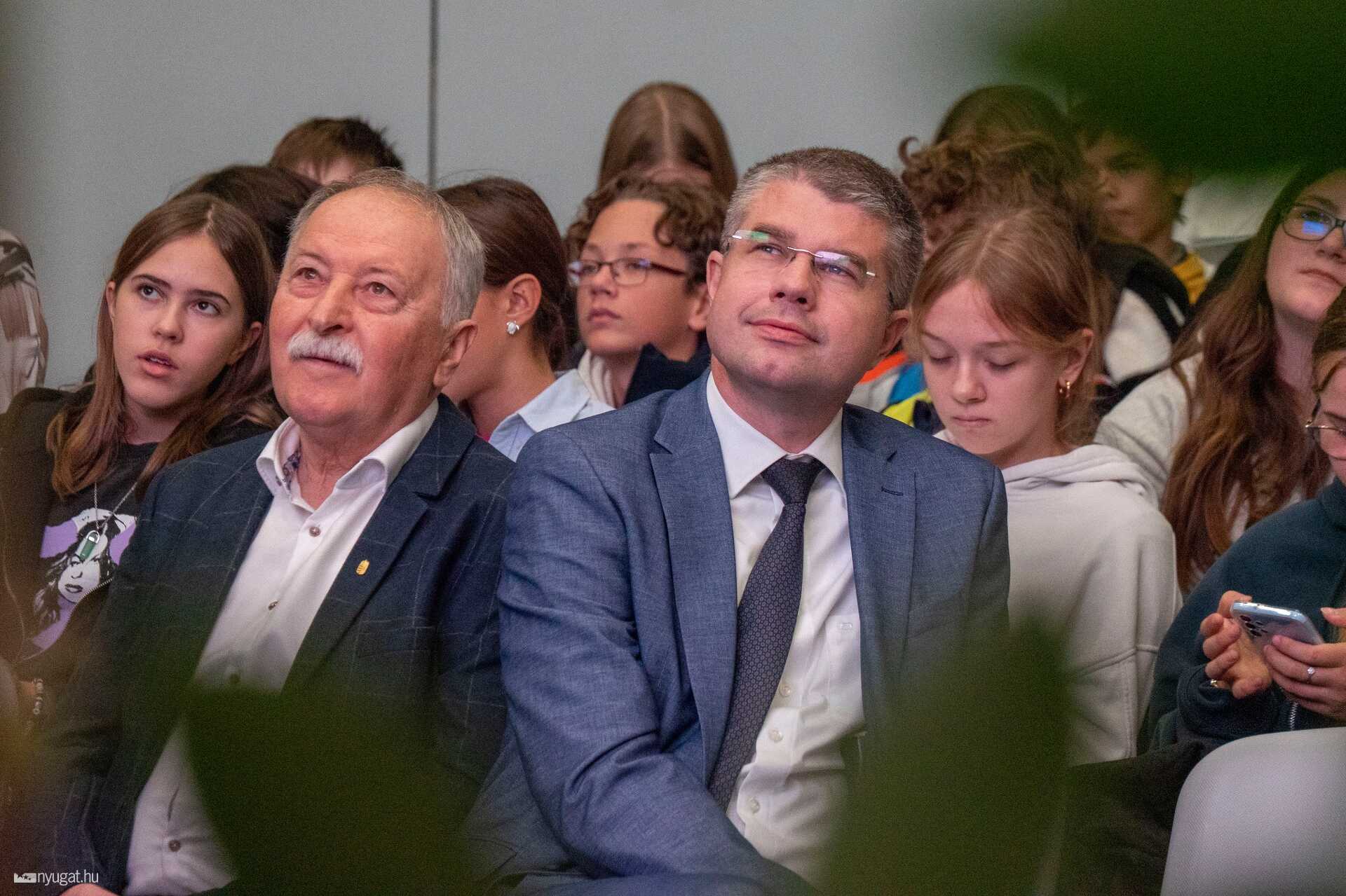 Kondora István és Ágh Péter épp Áder Jánost hallgatják egy rendezvényen