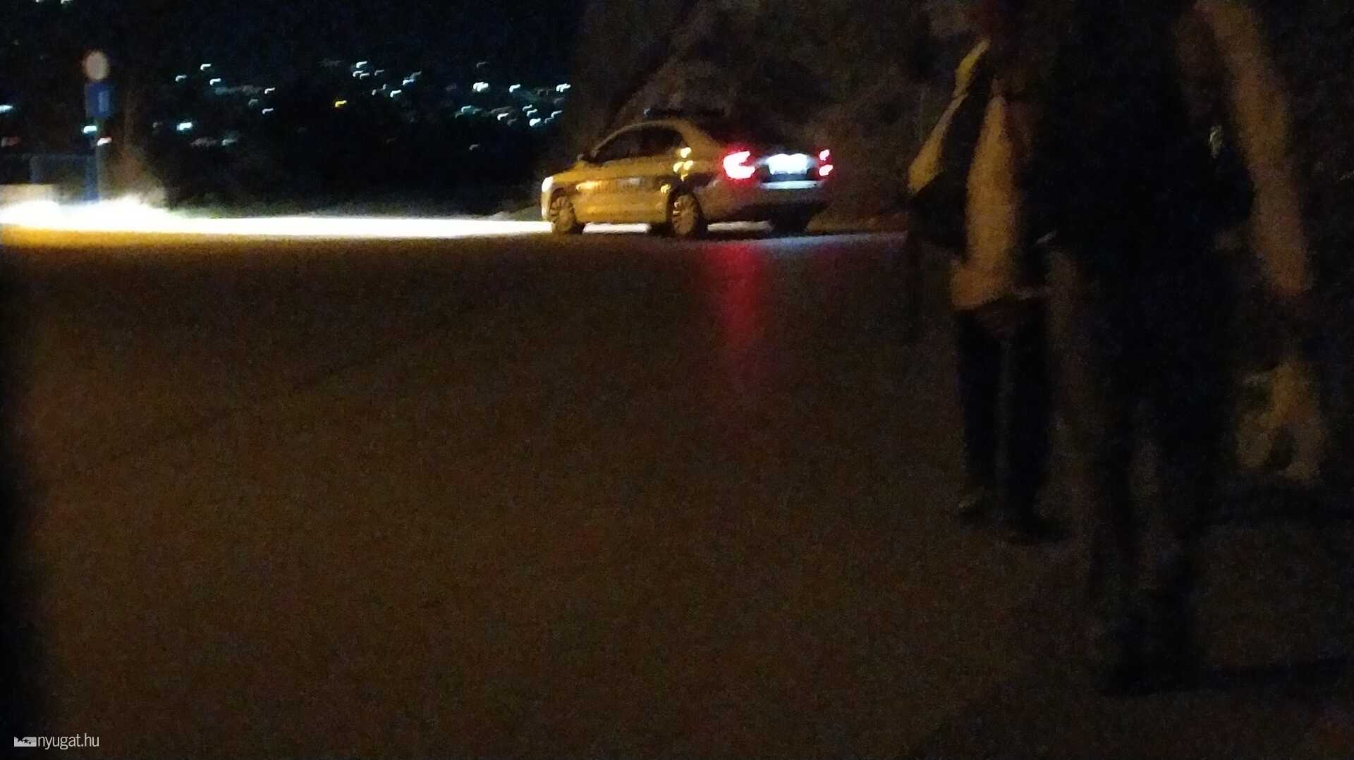 A kitoloncolást végző szerb rendőr