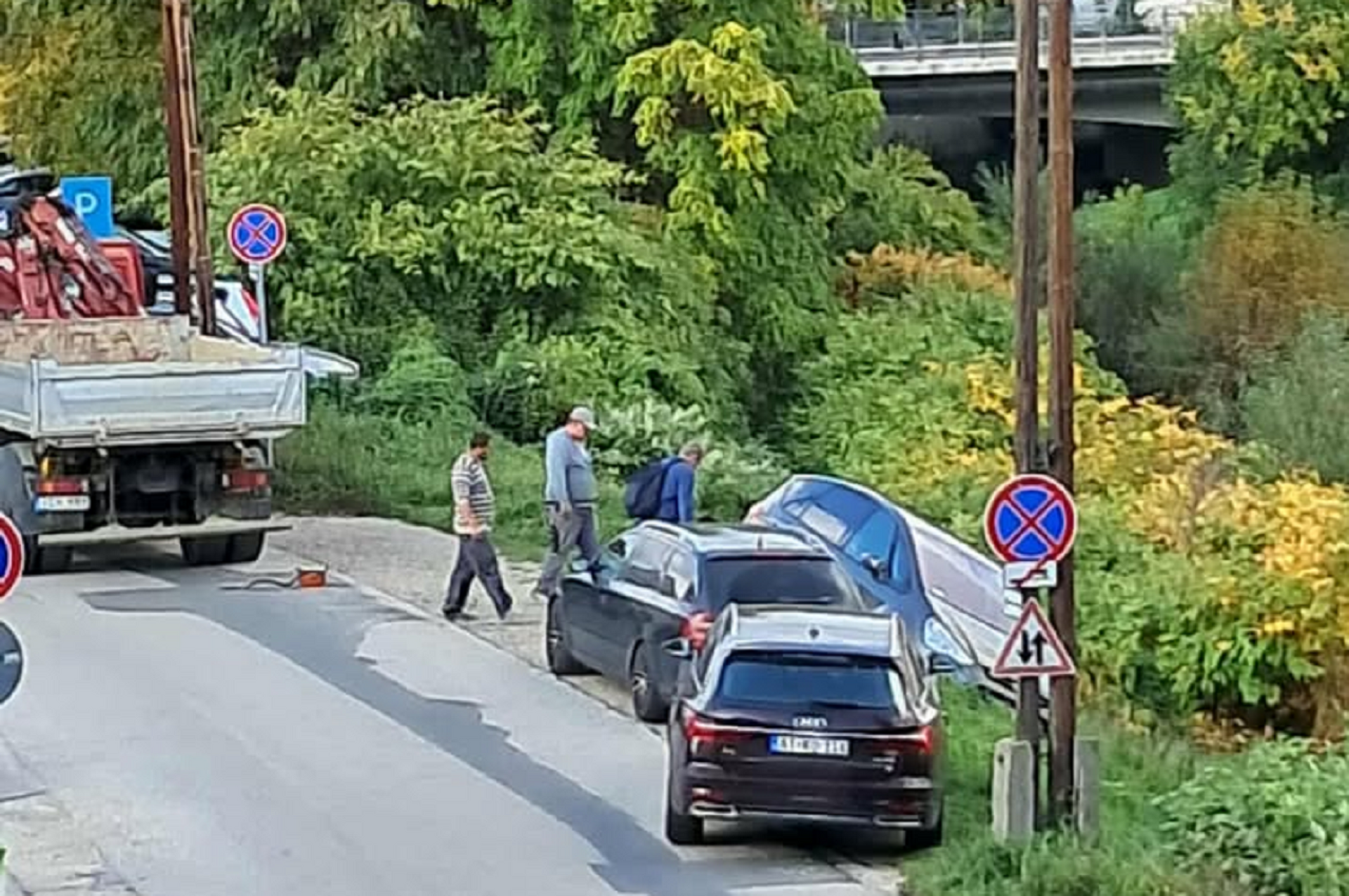 Árokba csúszott autó Szombathelyen, a Szabadságharcos utcában