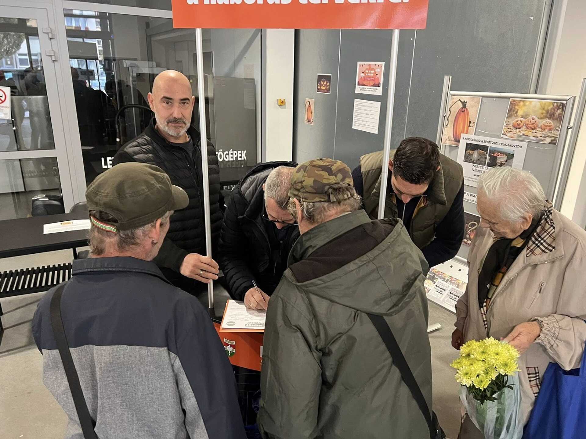 Aláírásokat gyűjt a Fidesz a Vásárcsarnokban