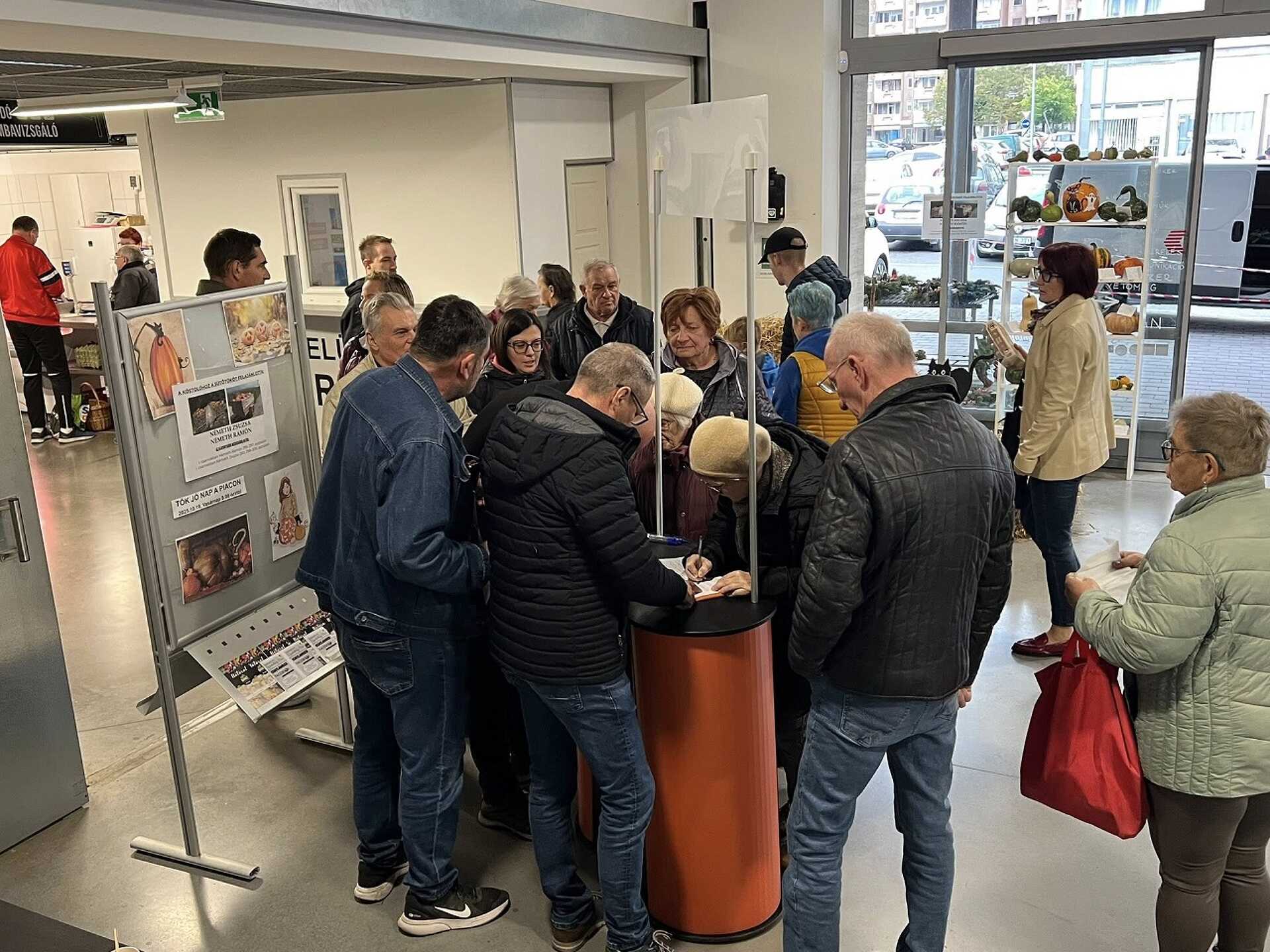 Aláírásokat gyűjt a Fidesz a Vásárcsarnokban