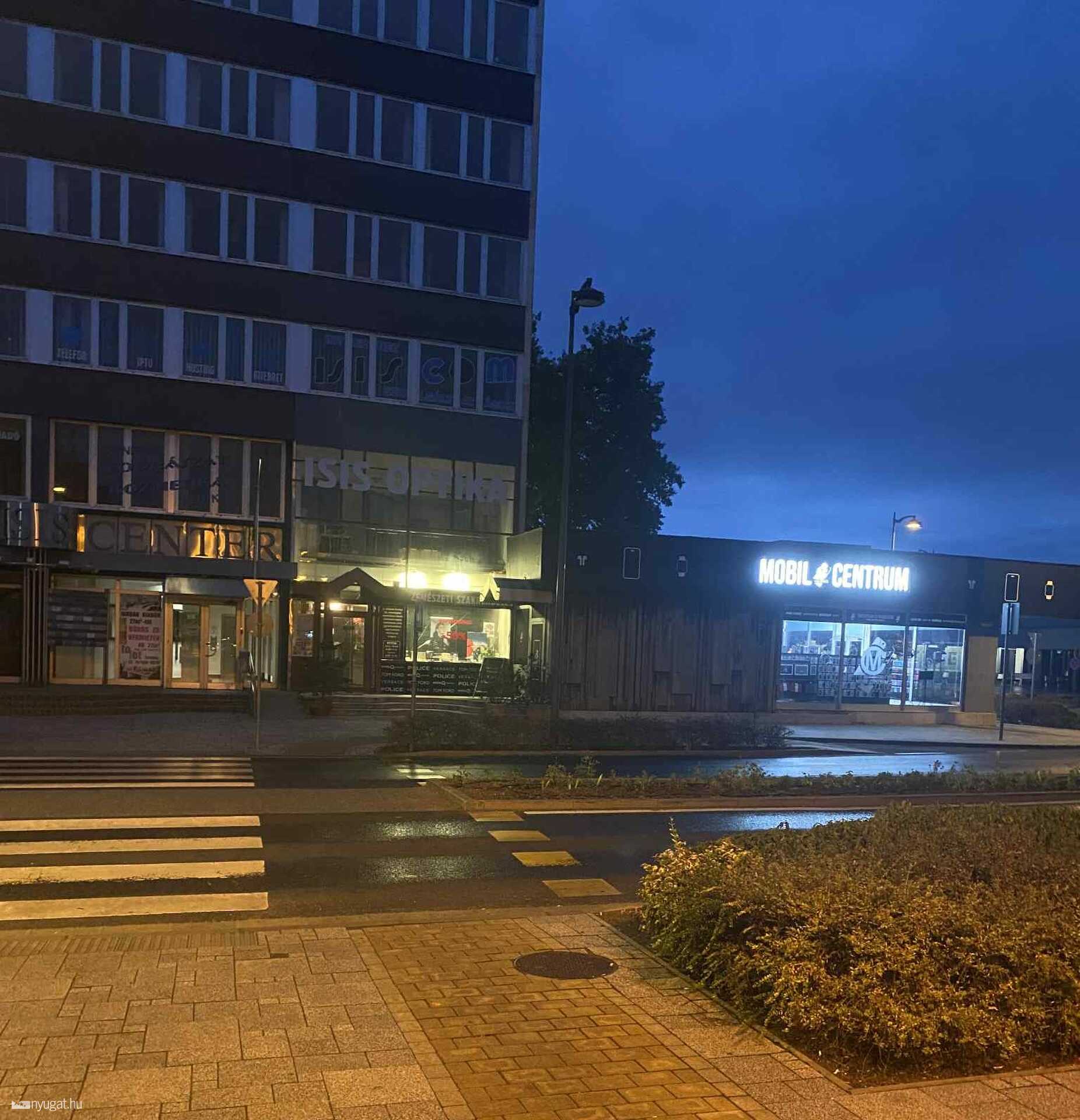Olvasónk szerint a forgalmas zebránál évek óta nem ég az utcai közvilágítás