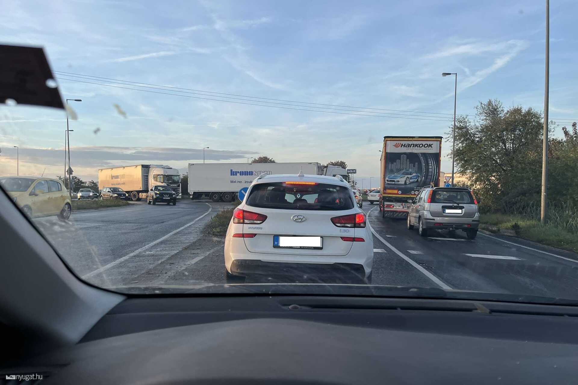 Megállt egy kamion a körforgalomban
