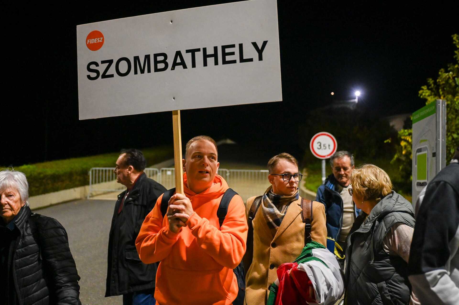 Indulnak a Békemenetre a szombathelyi fideszesek