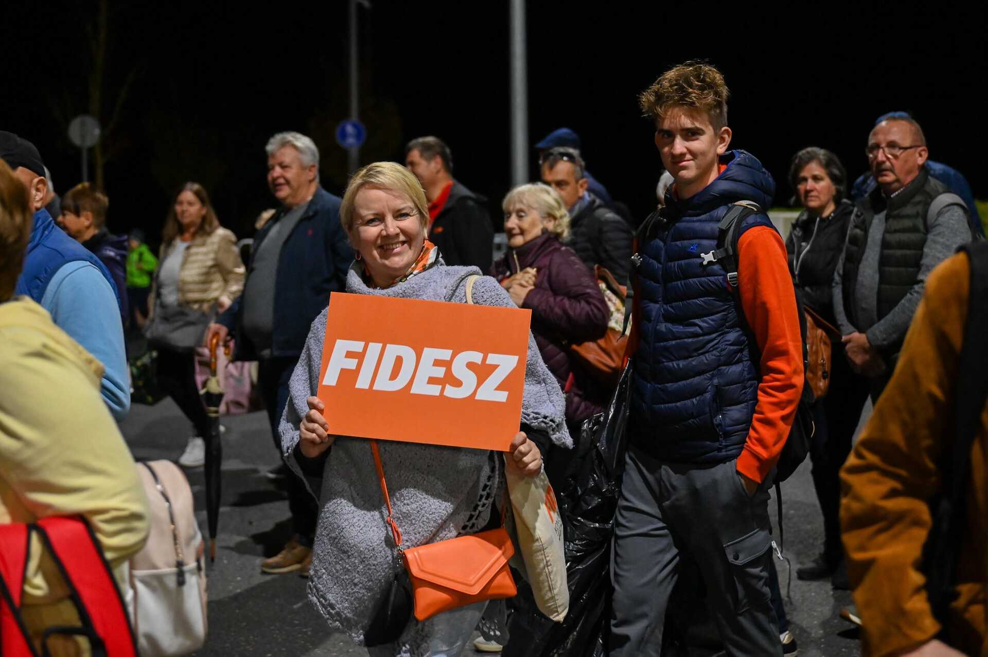 Indulnak a Békemenetre a szombathelyi fideszesek