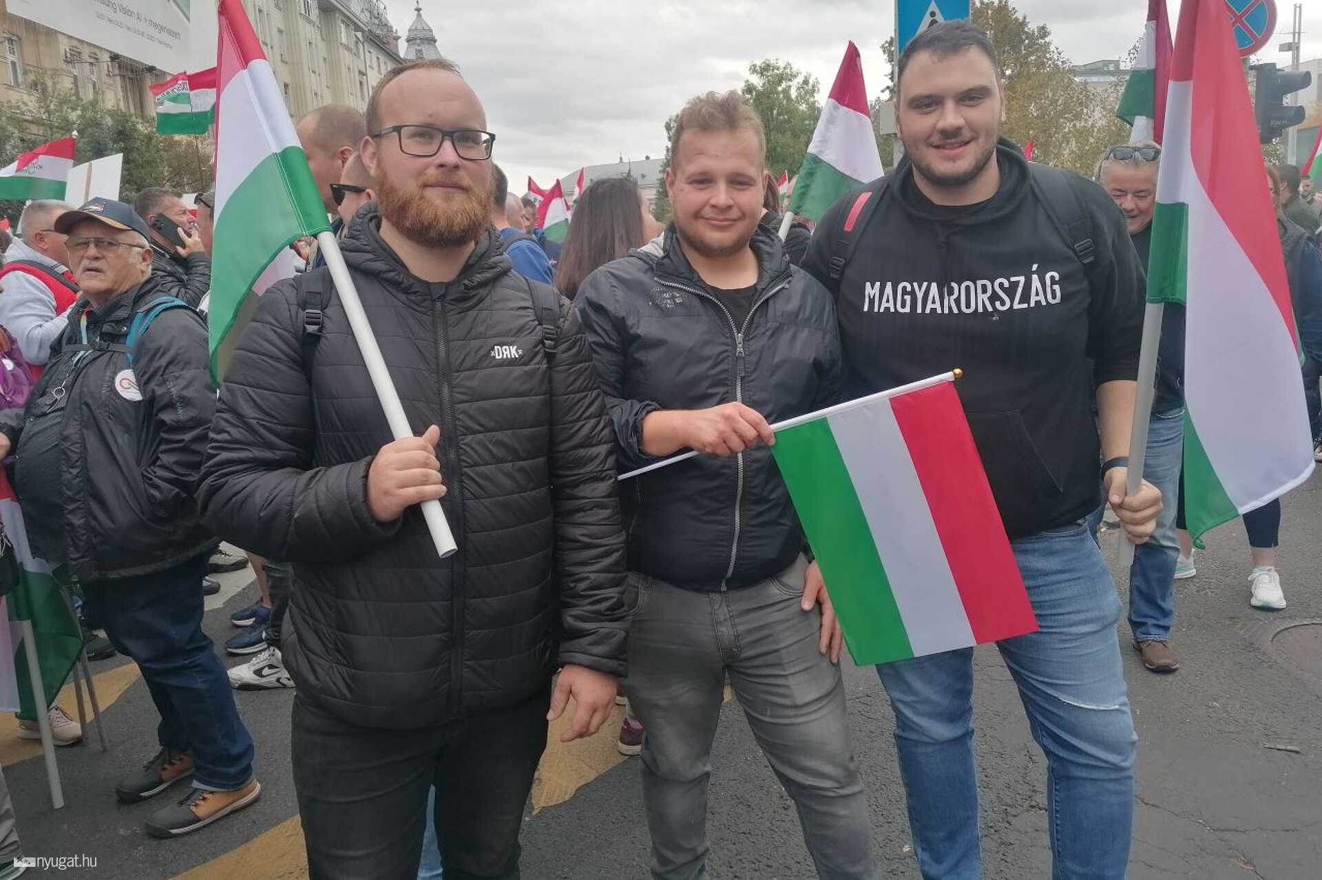 Szombathelyi fiatalok a Nemzet Menete gyülekezőhelyén