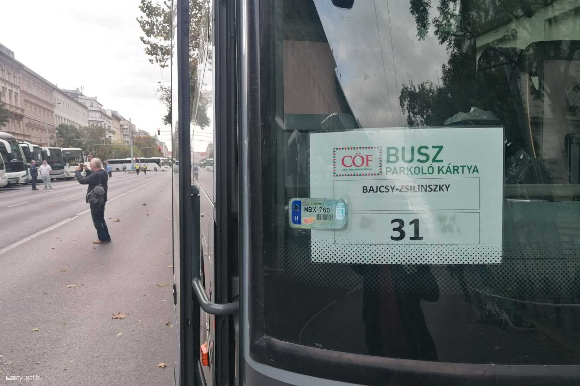 CÖF-ös buszok a Békemenetnél, a Bajcsy Zsilinszki úton