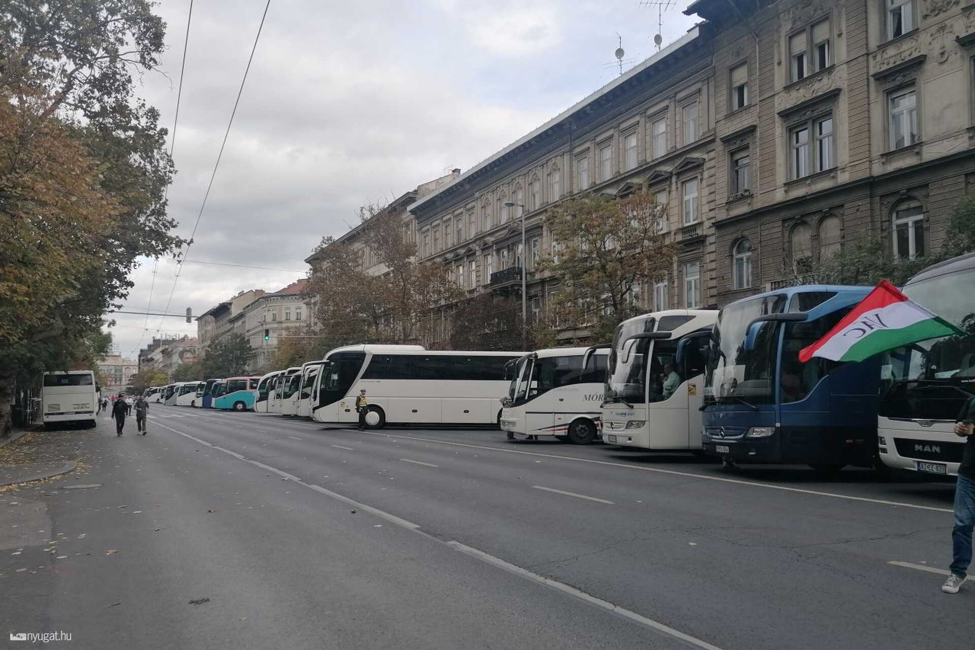 CÖF-ös buszok a Békemenetnél, a Bajcsy Zsilinszki úton