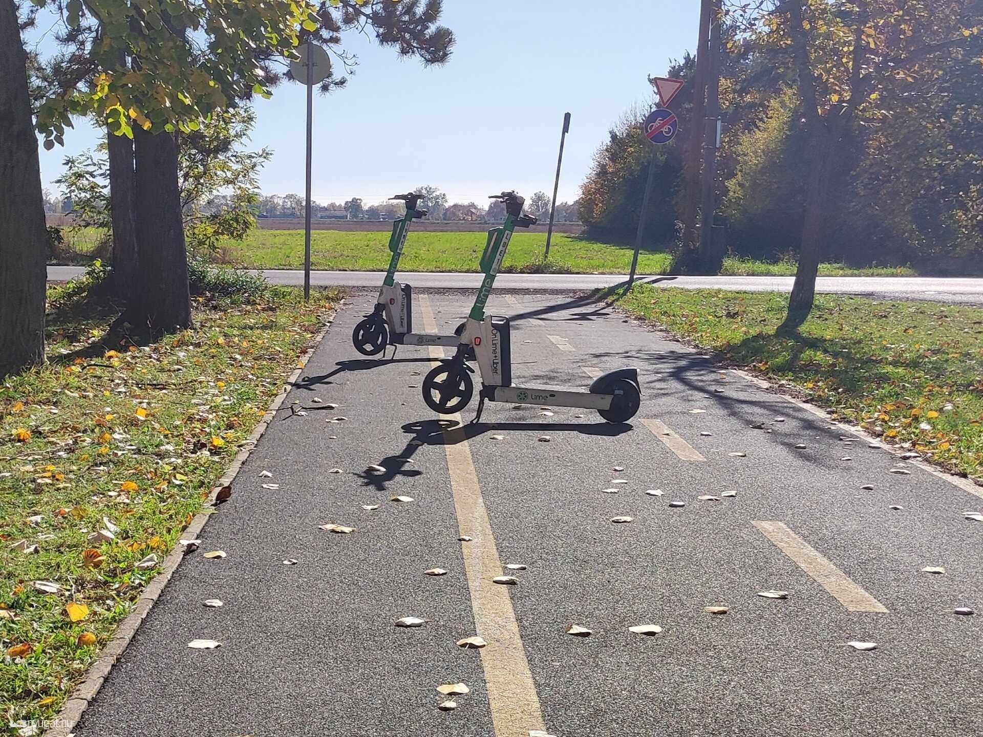 Szabálytalan és balesetveszélyes e-roller parkolás