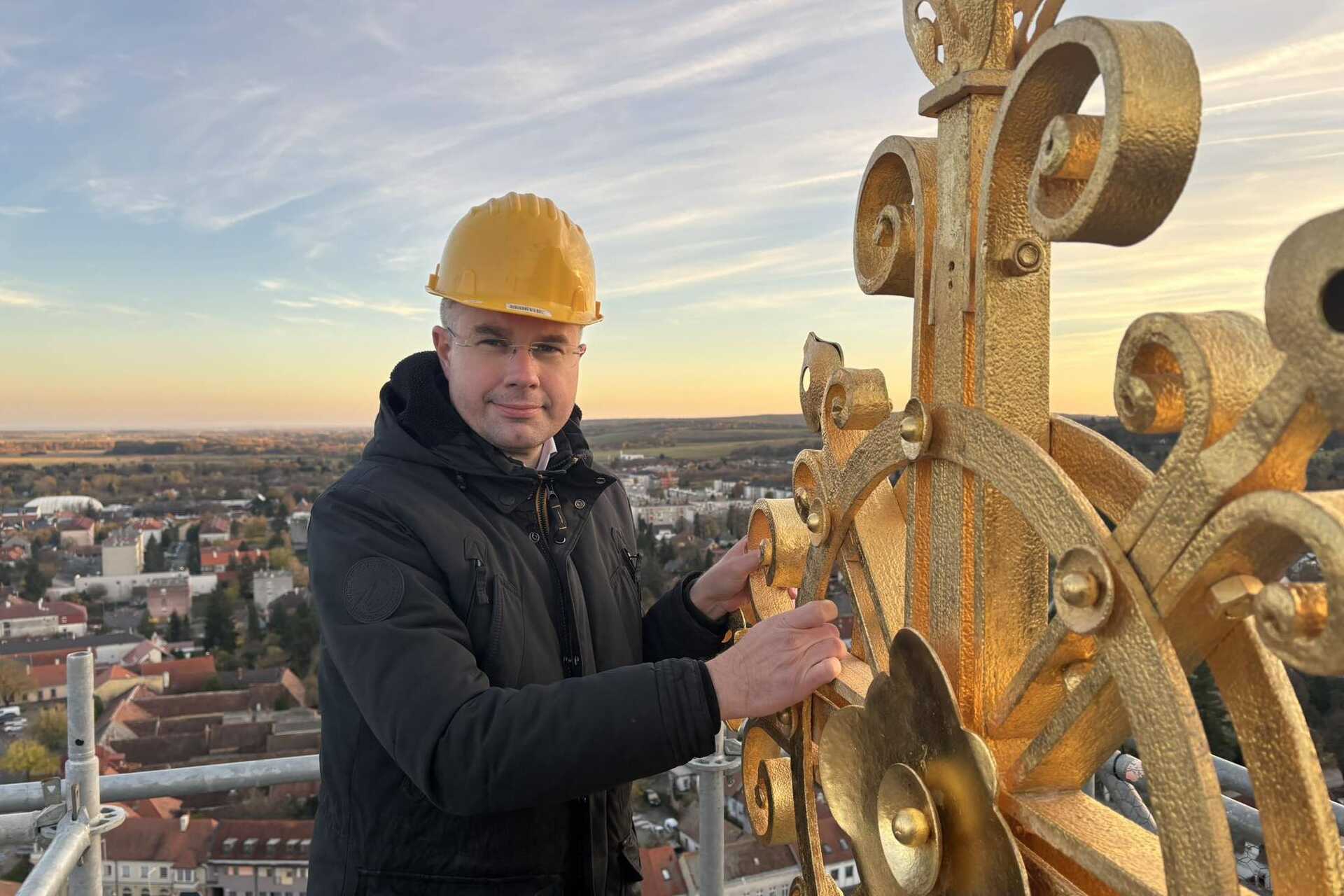 A templom keresztje Ágh Péter szorításában