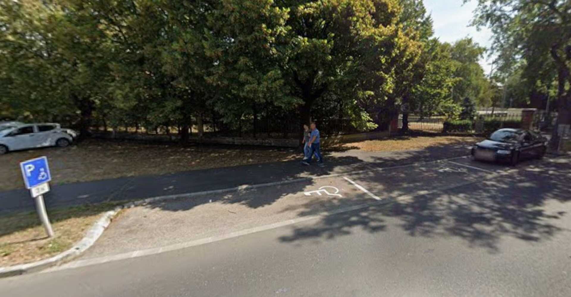 Itt tényleg van három mozgáskorlátozott parkolóhely