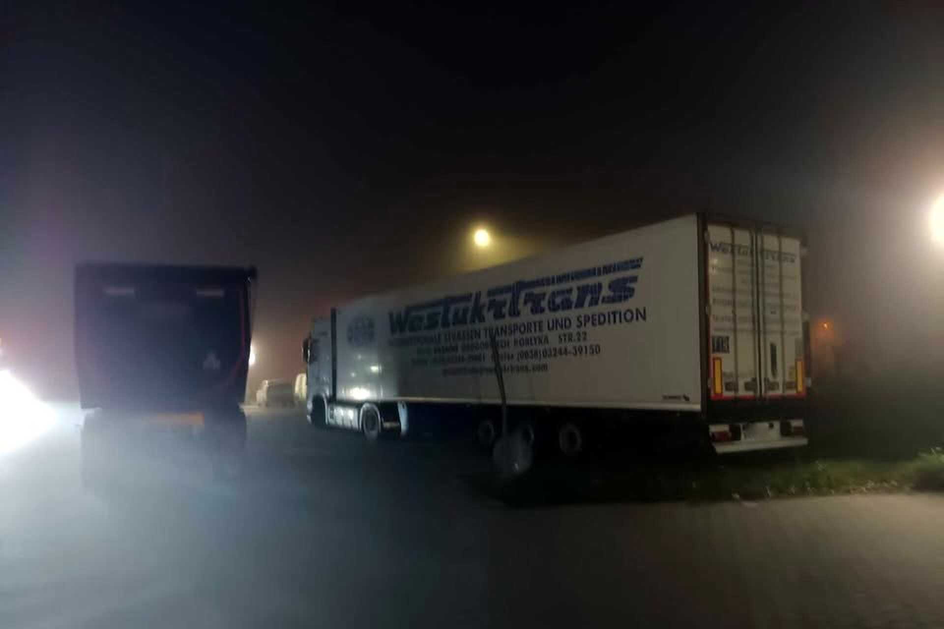 Keresztben álló kamion a Csaba úti parkolóban