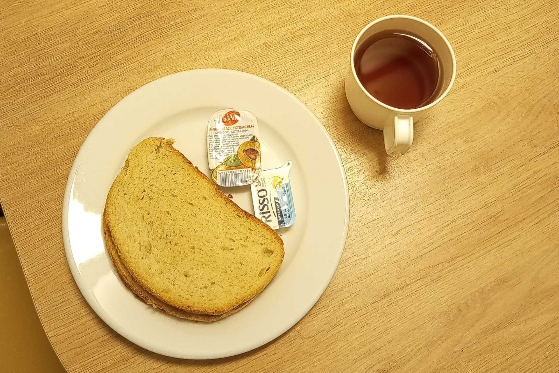 Margarinszerű krém, extra dzsem, két szelet kenyér és egy bögre tea
