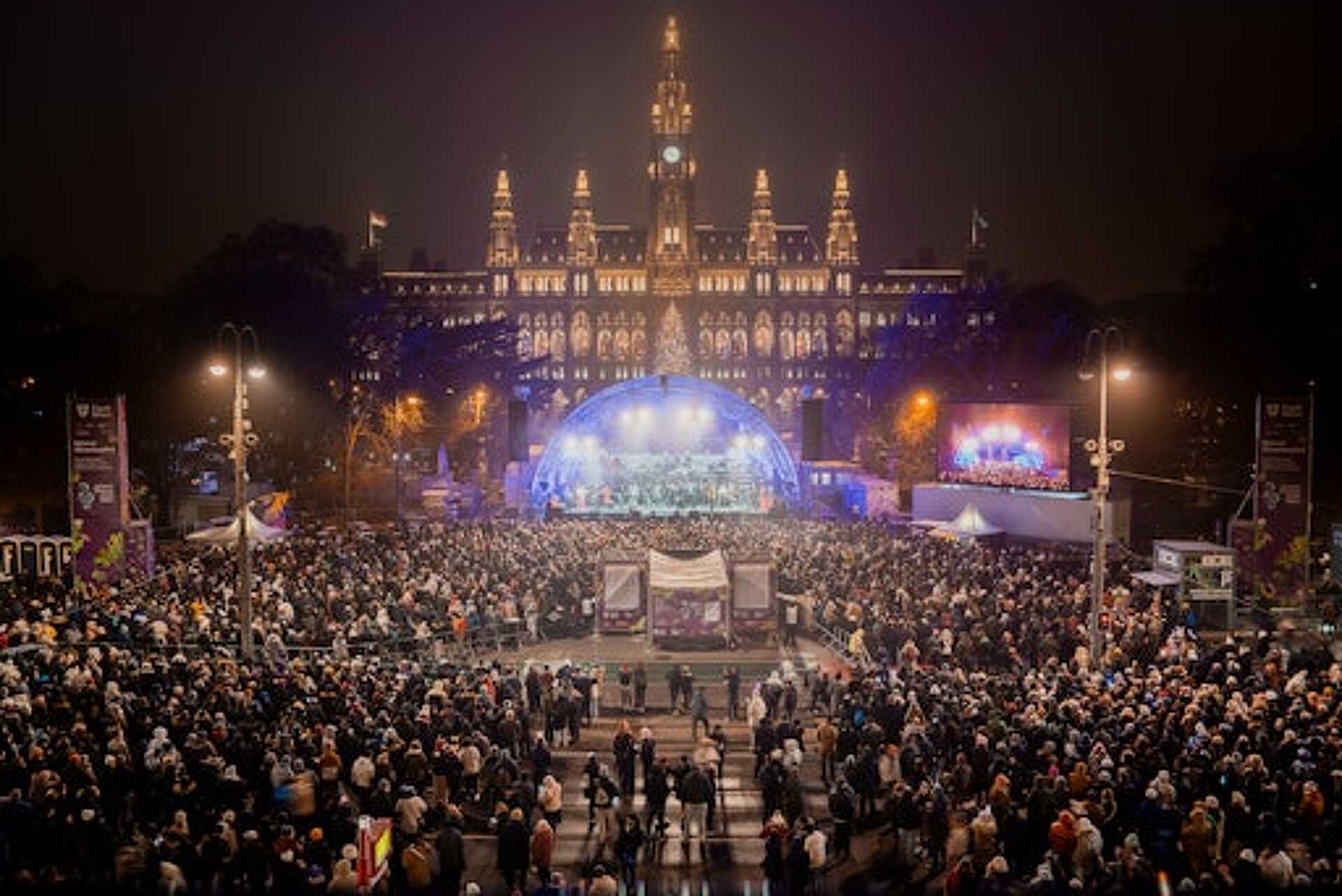 A Rathausplatz előtti színpad a 2024-es bécsi szilveszteri fesztiválon