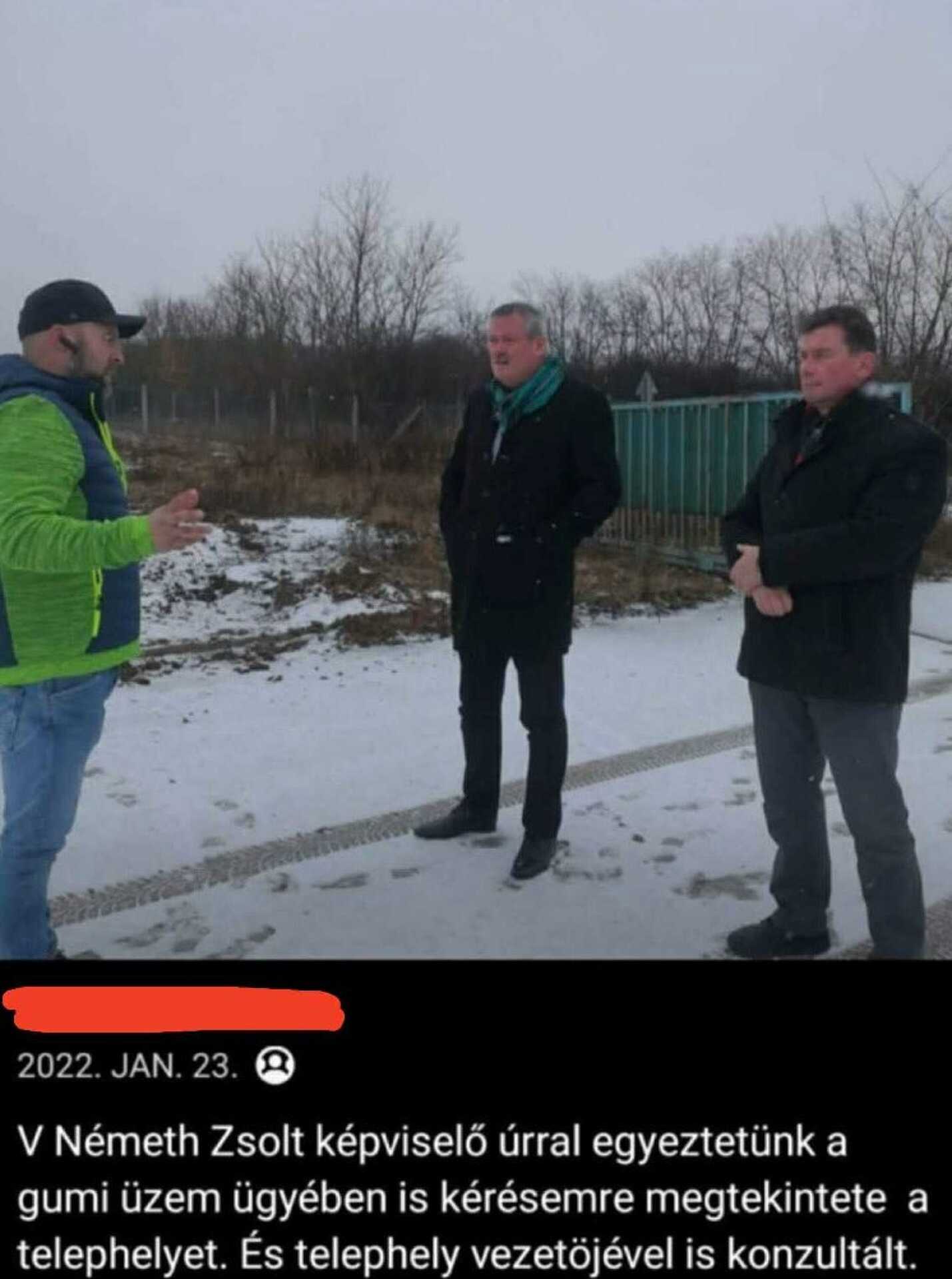 V. Németh Zsolt és Kevy Albert a nagyköldedi gumitelep előtt 2022-ben