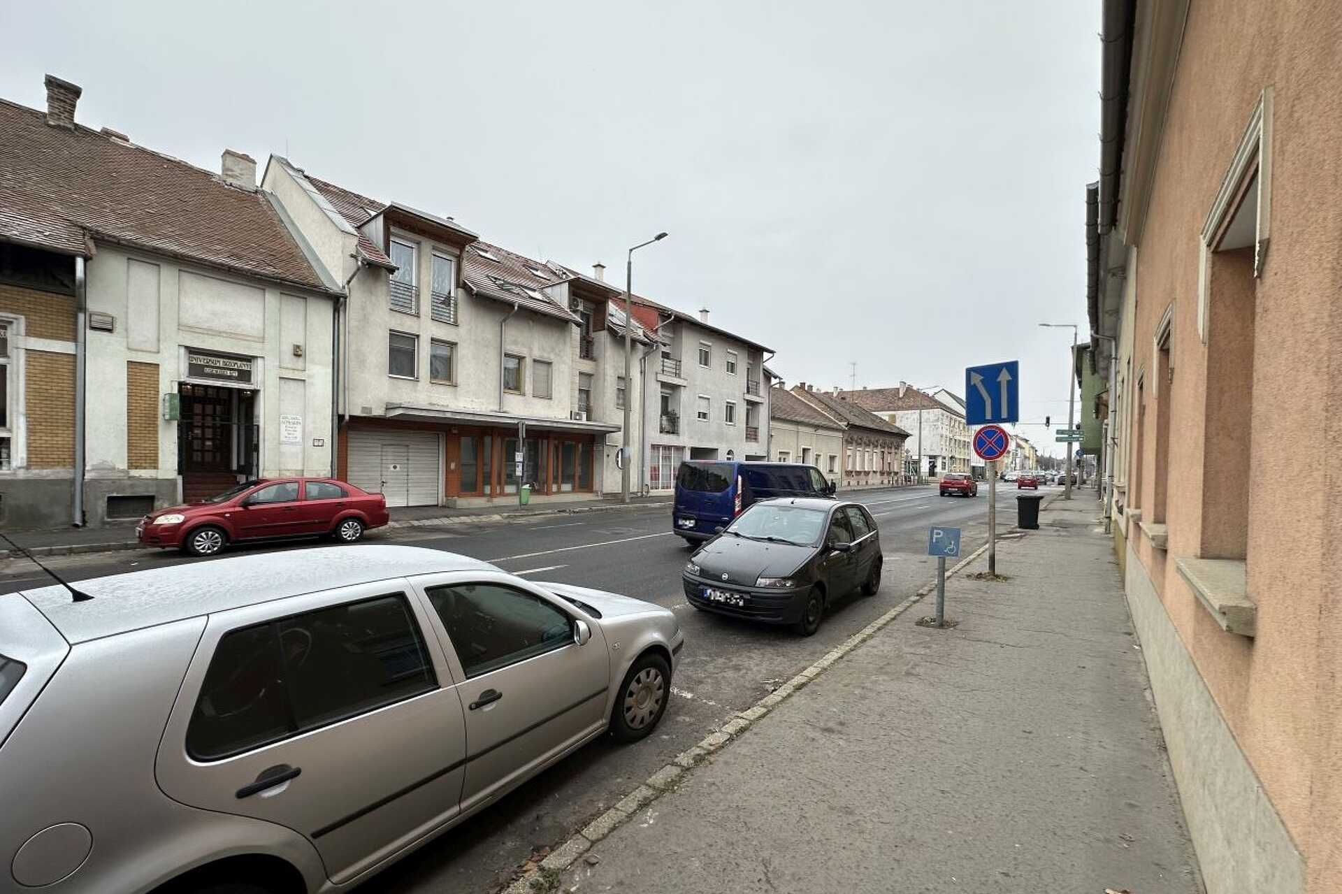 Szabálytalan parkolás a szombathelyi Vörösmarty Mihály utcában