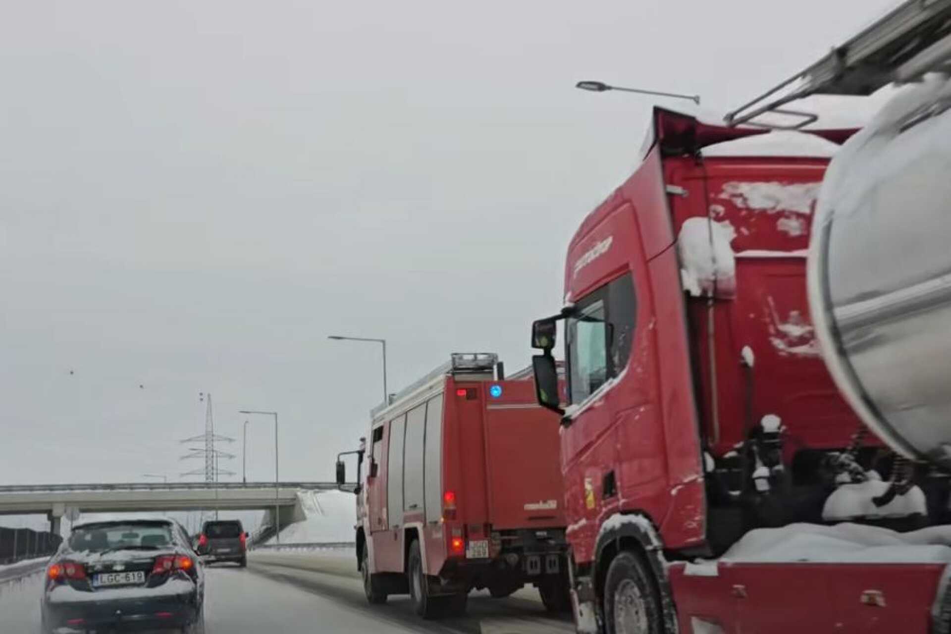 Tűzoltóautó vontatja a kamiont a veszprémi elkerülőnél