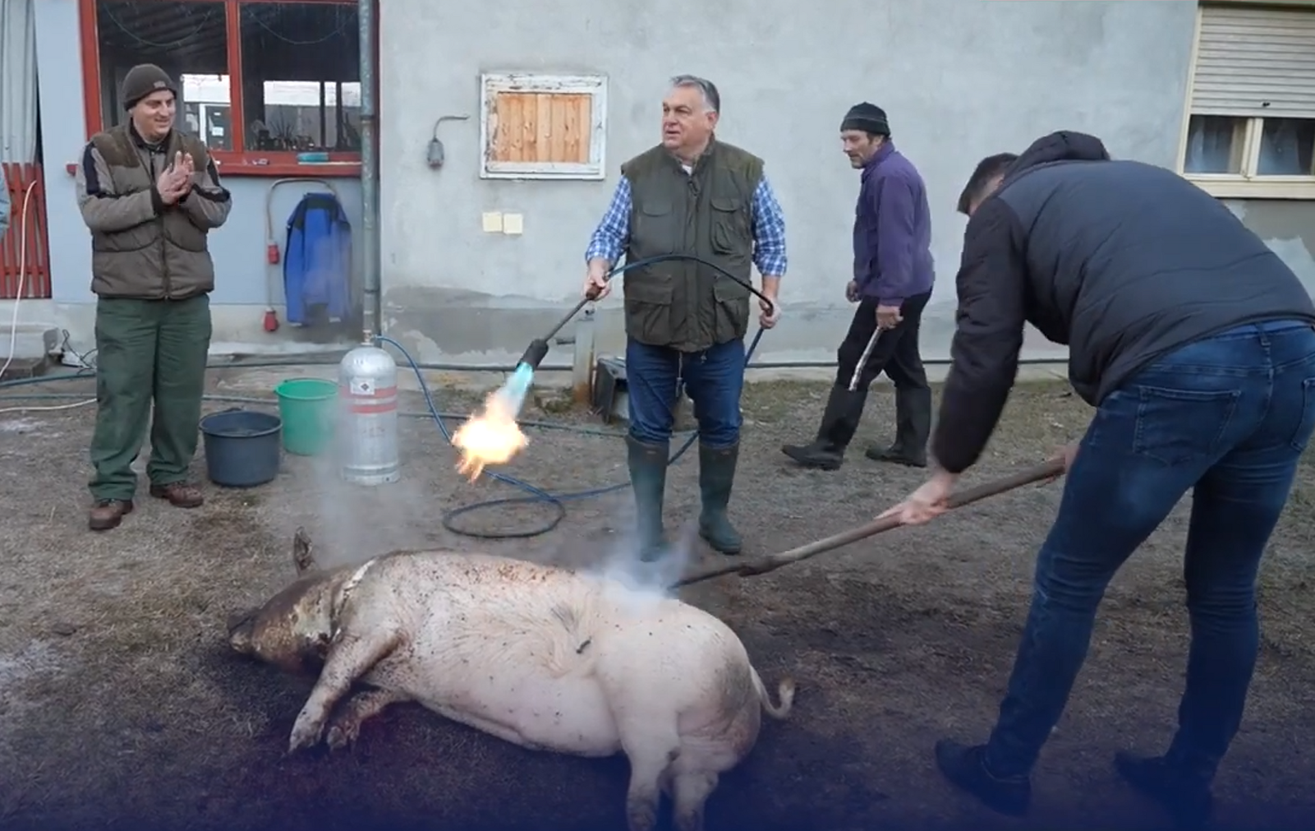 Orbán Viktor egy disznóvágáson 2022-ben
