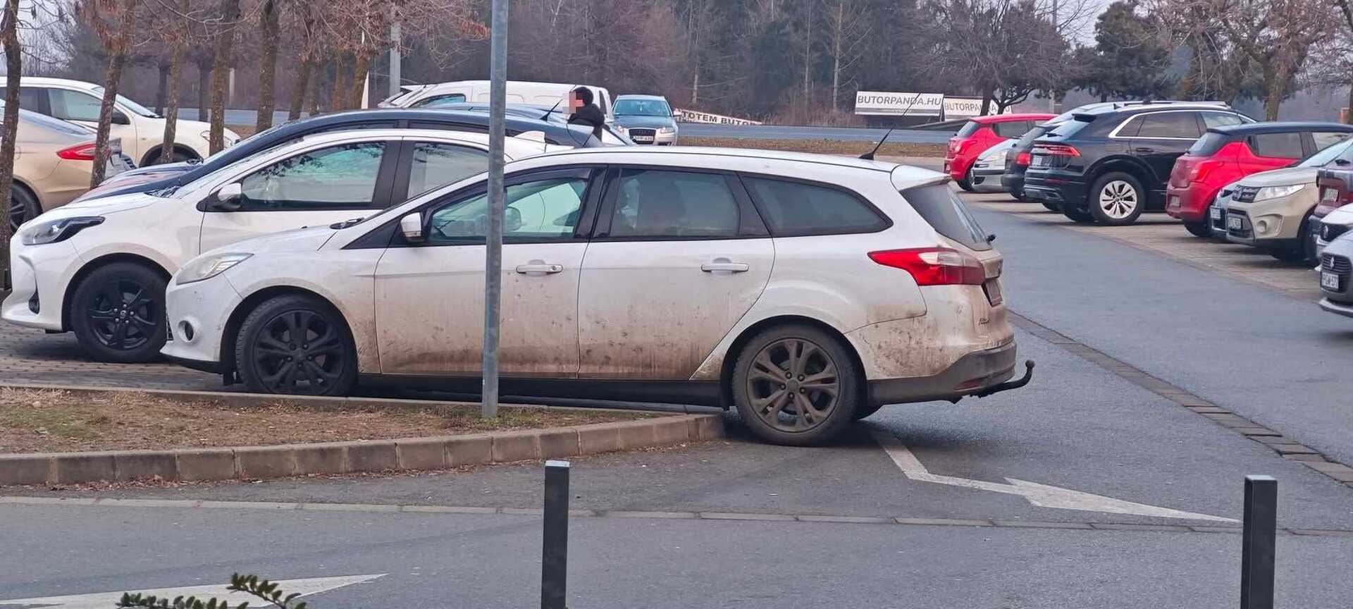 Honfoglalós parkolás a szombathelyi Family Centernél