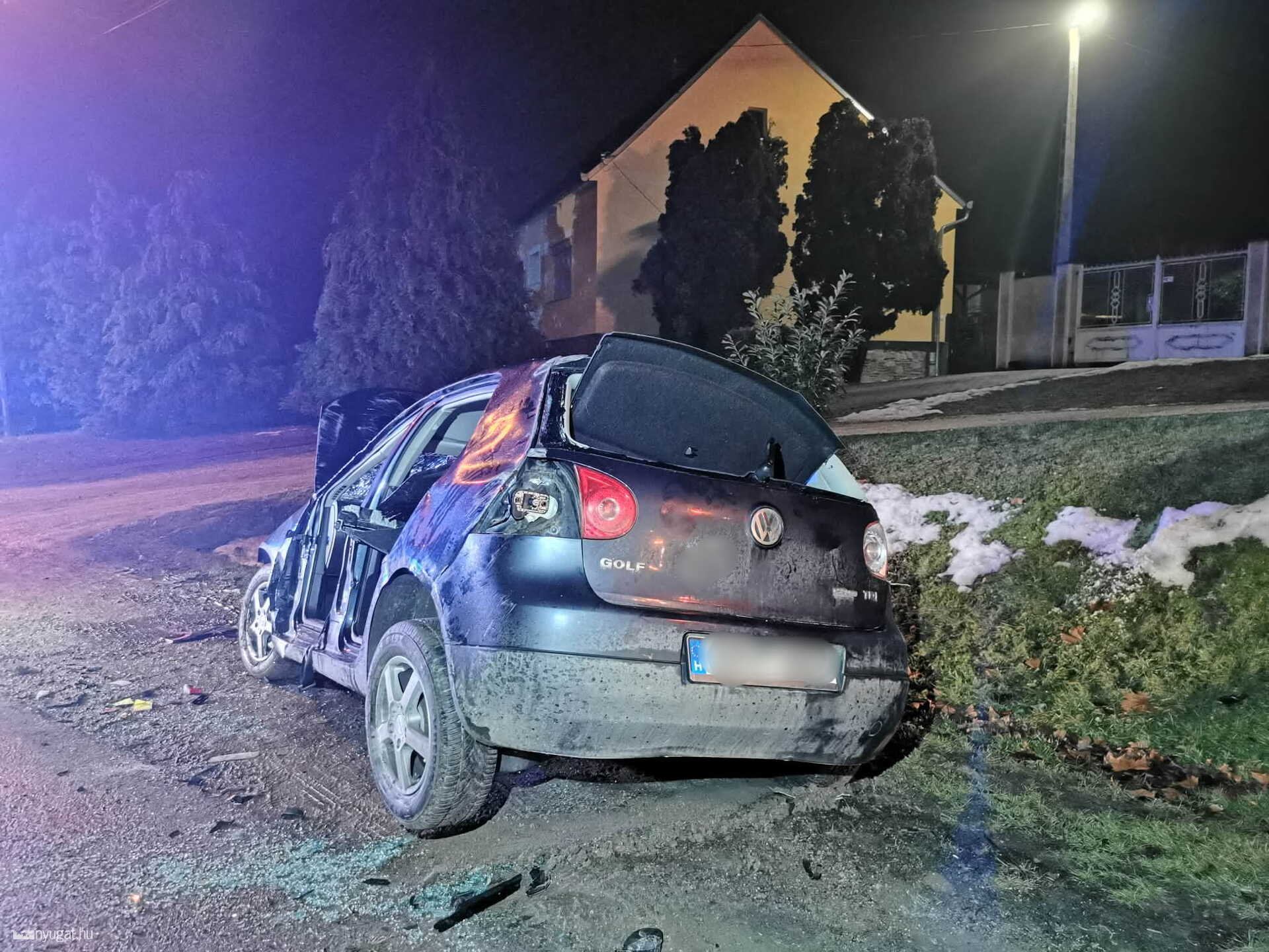 Támfalnak hajtott és felborult egy Volkswagen Vépen