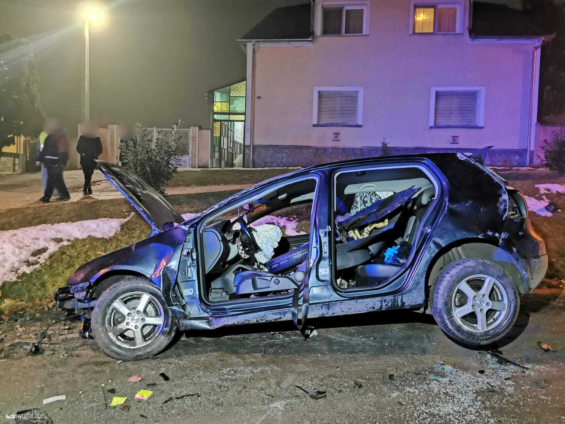 Támfalnak hajtott és felborult egy Volkswagen Vépen